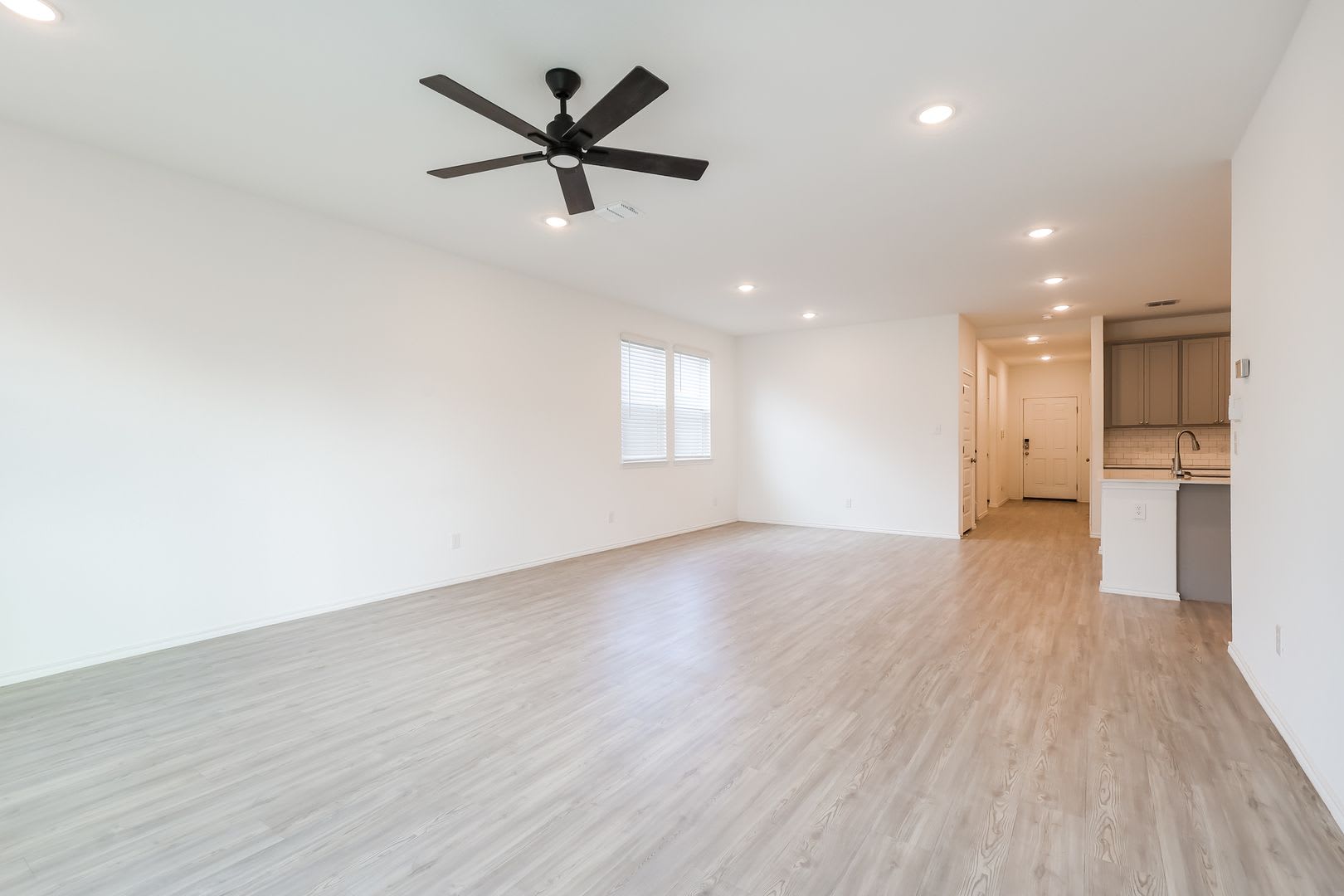 Stunning 4 bedroom, Primary bedroom downstairs, Less than 9 miles from Randolph AFB – photo 5