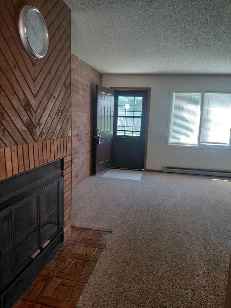 ALL PROSPECTIVE TENANTS MUST SUBMIT AN ONLINE APPLICATION AND BE PRE-QUALIFIED PRIOR TO ANY SHOWINGS. – photo 5
