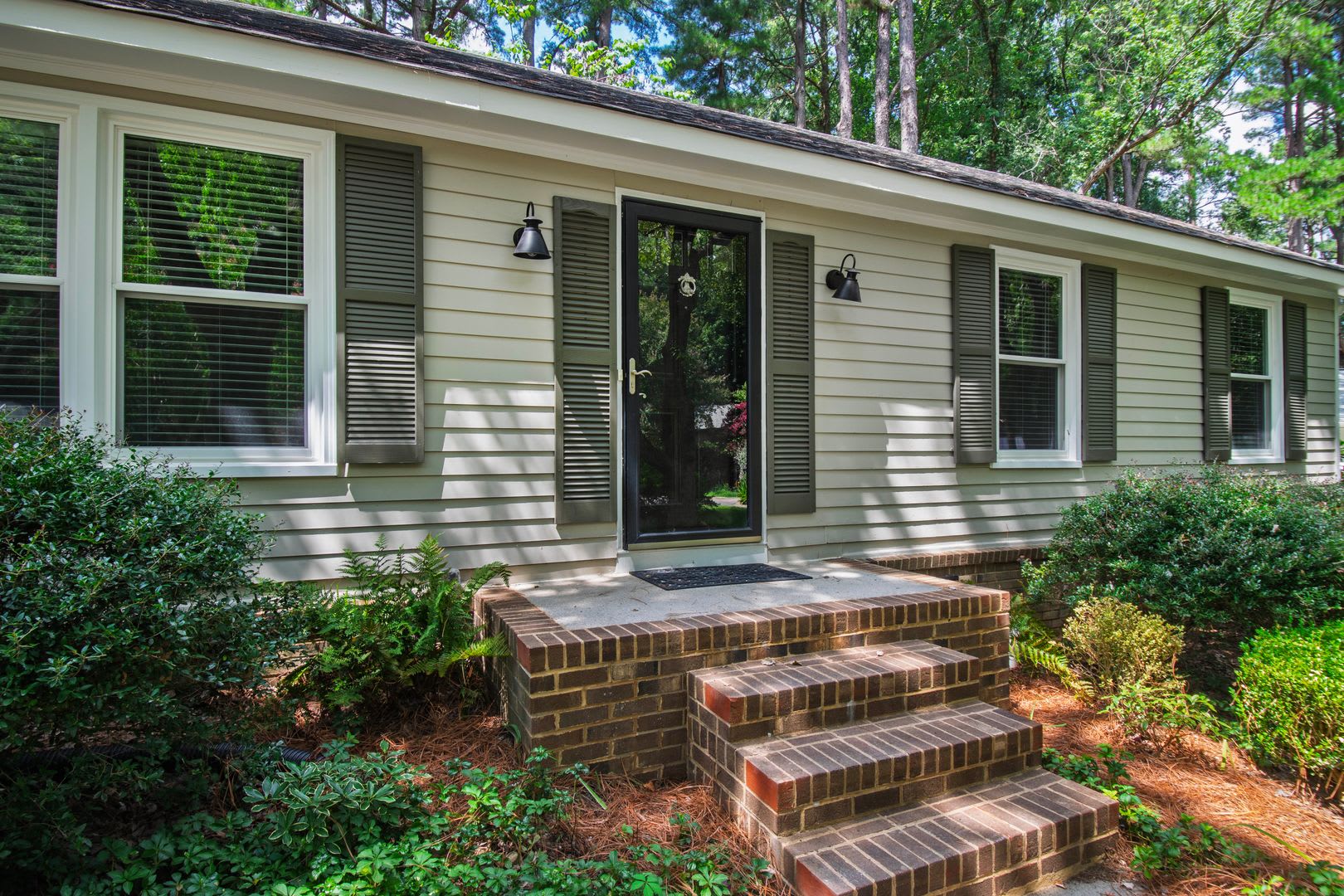 Thoughtfully Updated 3BR Ranch on Quiet Cul-de-Sac Near North Hills! ** Application PENDING ** – photo 2