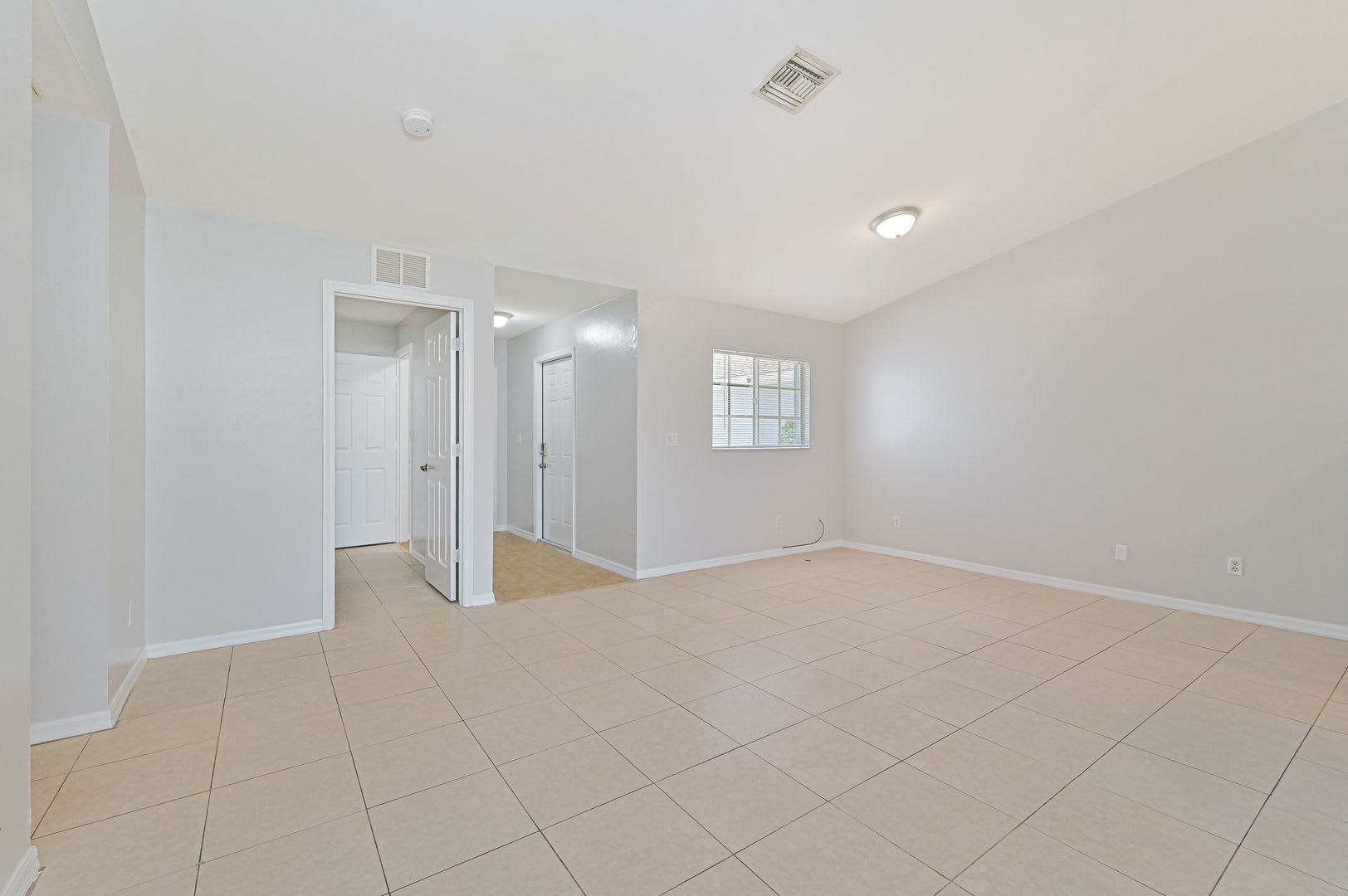 Well Maintained Duplex in Lehigh with 1 Car Garage! – photo 5