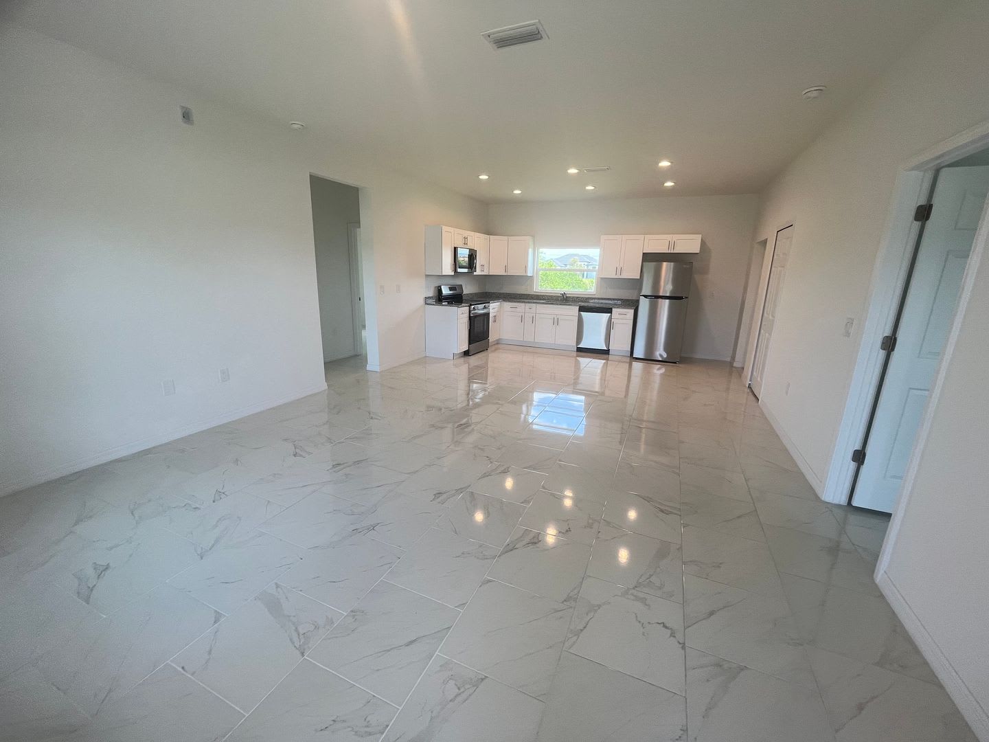 SPACIOUS 3Bd / 2Ba /1 C SINGLE FAMILY HOUSE AVAILABLE – photo 3