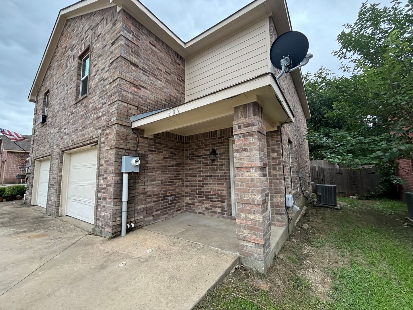 Spacious 2-Story Duplex With Private Fenced Yard – photo 3