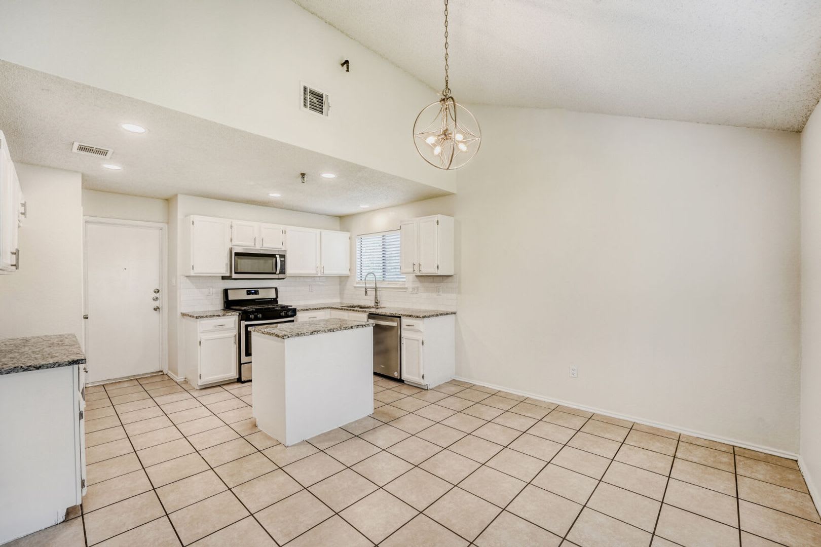 Single story 3 bedroom 2 bath home in Gracywoods – photo 4
