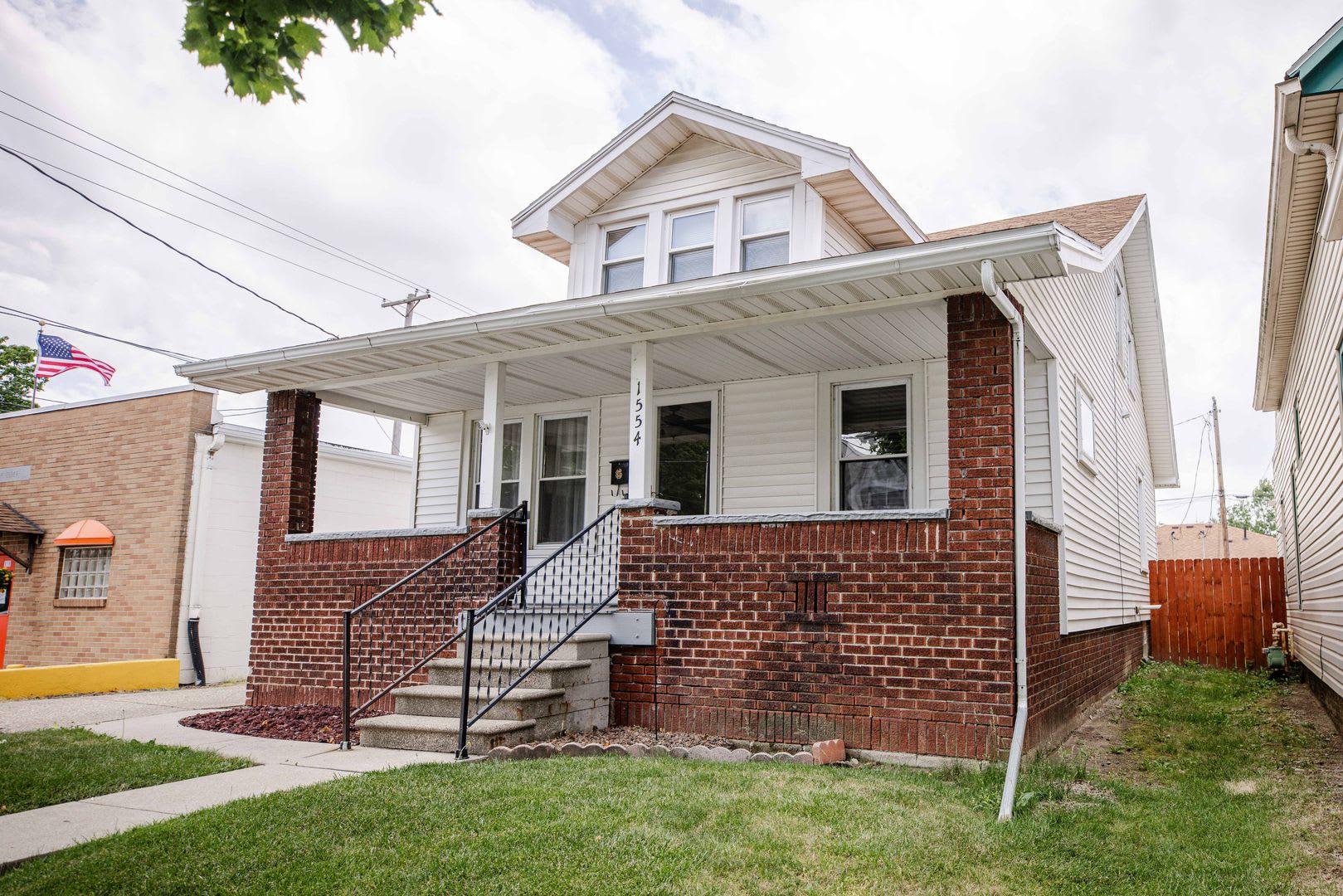 Beautiful Two Bedroom Home With Large Upstairs Bonus Room New Appliances Washer And Dryer Many Amenities – photo 3