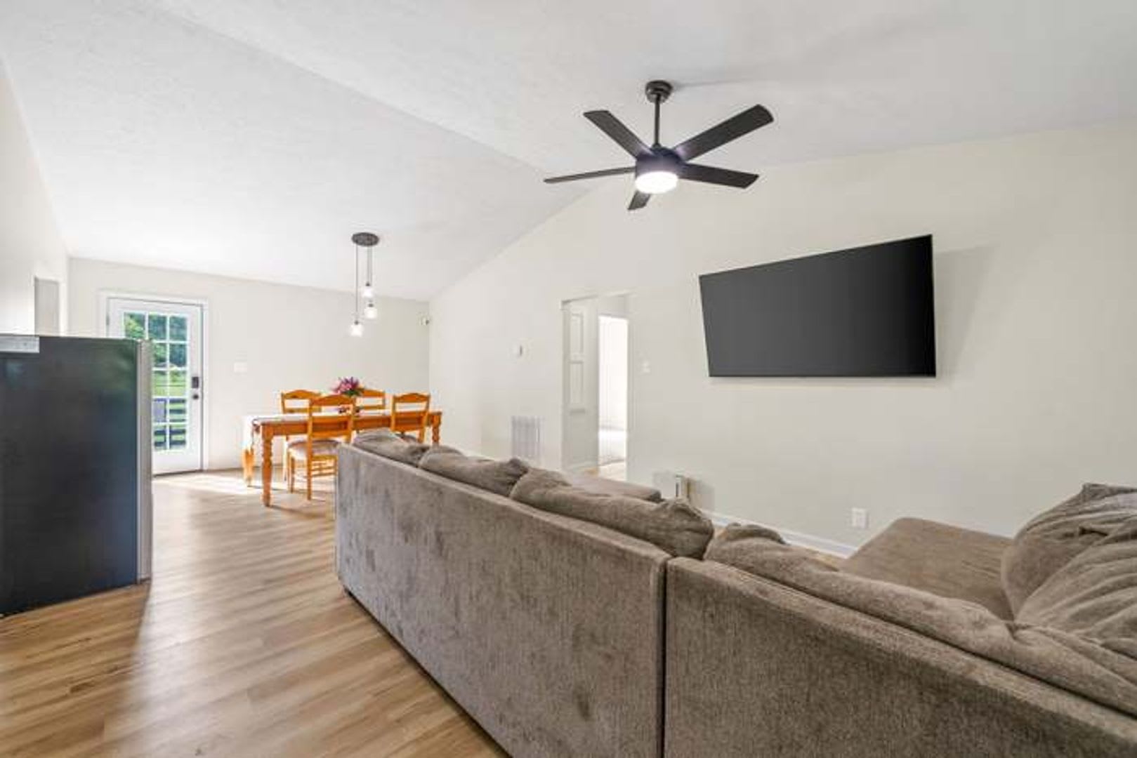 Welcome Home to 602 Artic Ave. – photo 2
