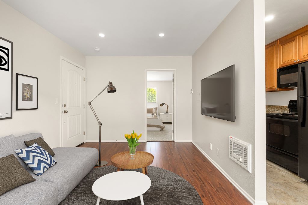 Topanga Canyon Apartments – photo 1