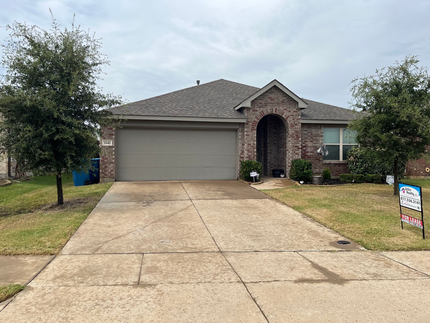 3 Bed, 2 Bath Home w/2 Car Garage – photo 1