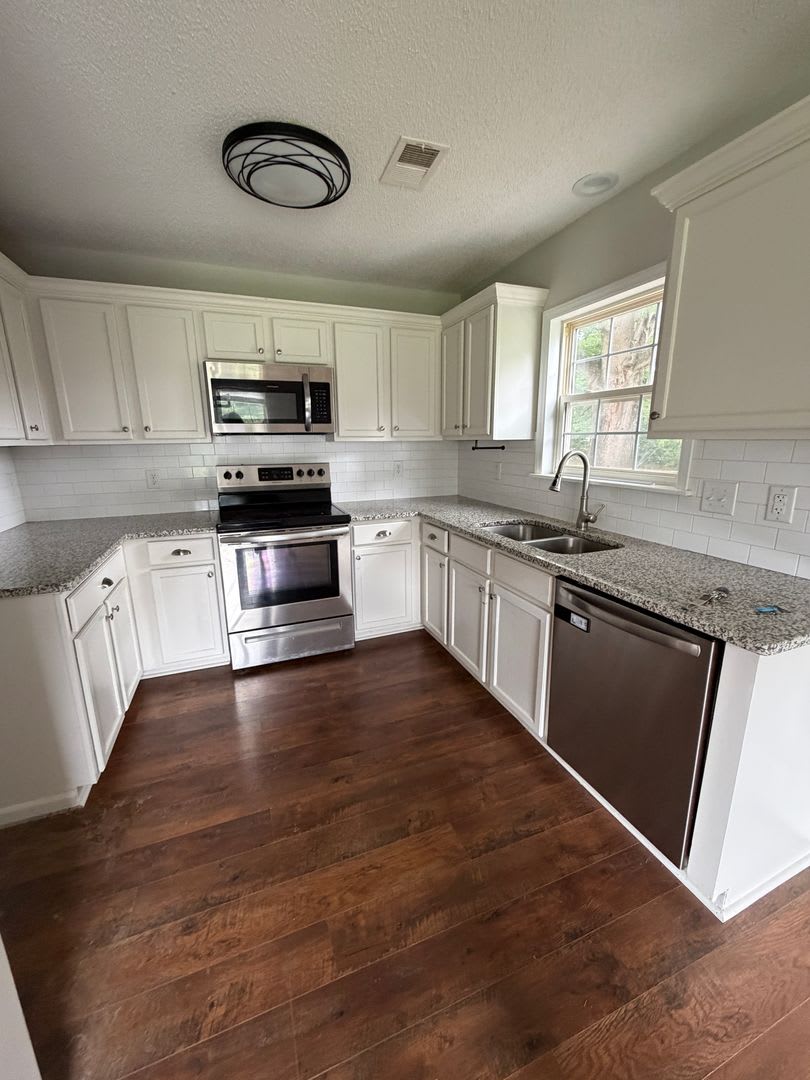 3 bedrooms, large lot, updated interior! – photo 2