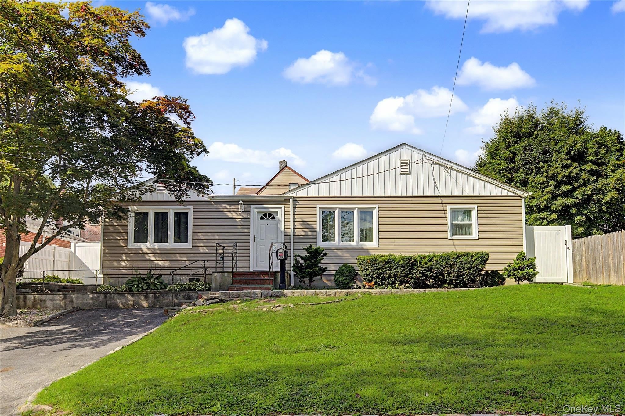 28 Roundhill Drive – photo 1