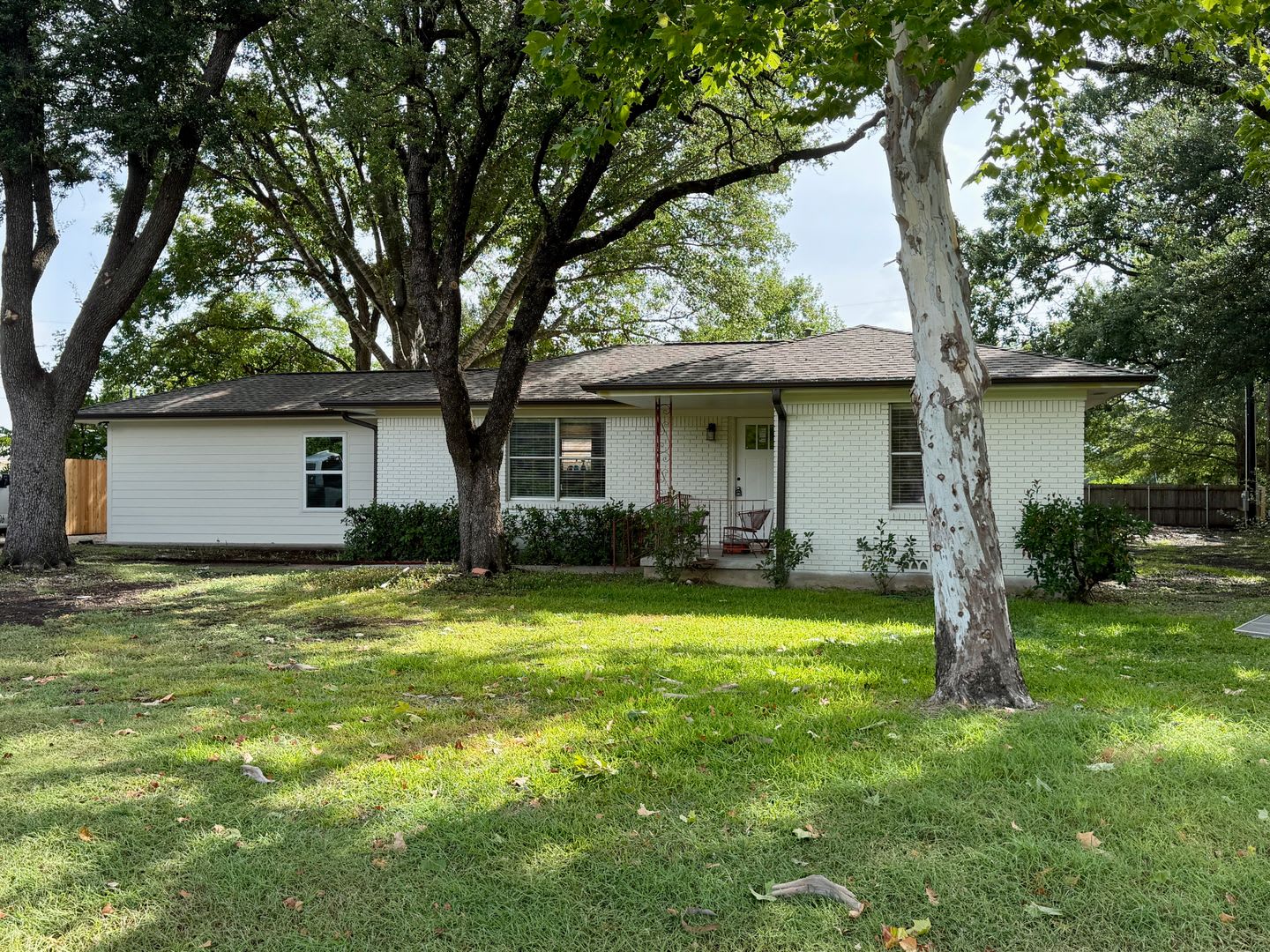 Completely Renovated 3BR / 2BA House – photo 1