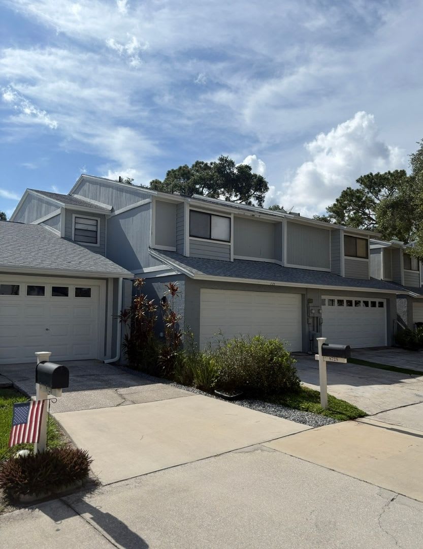Spacious 3BR Townhome with 2-Car Garage in Tampa – photo 1