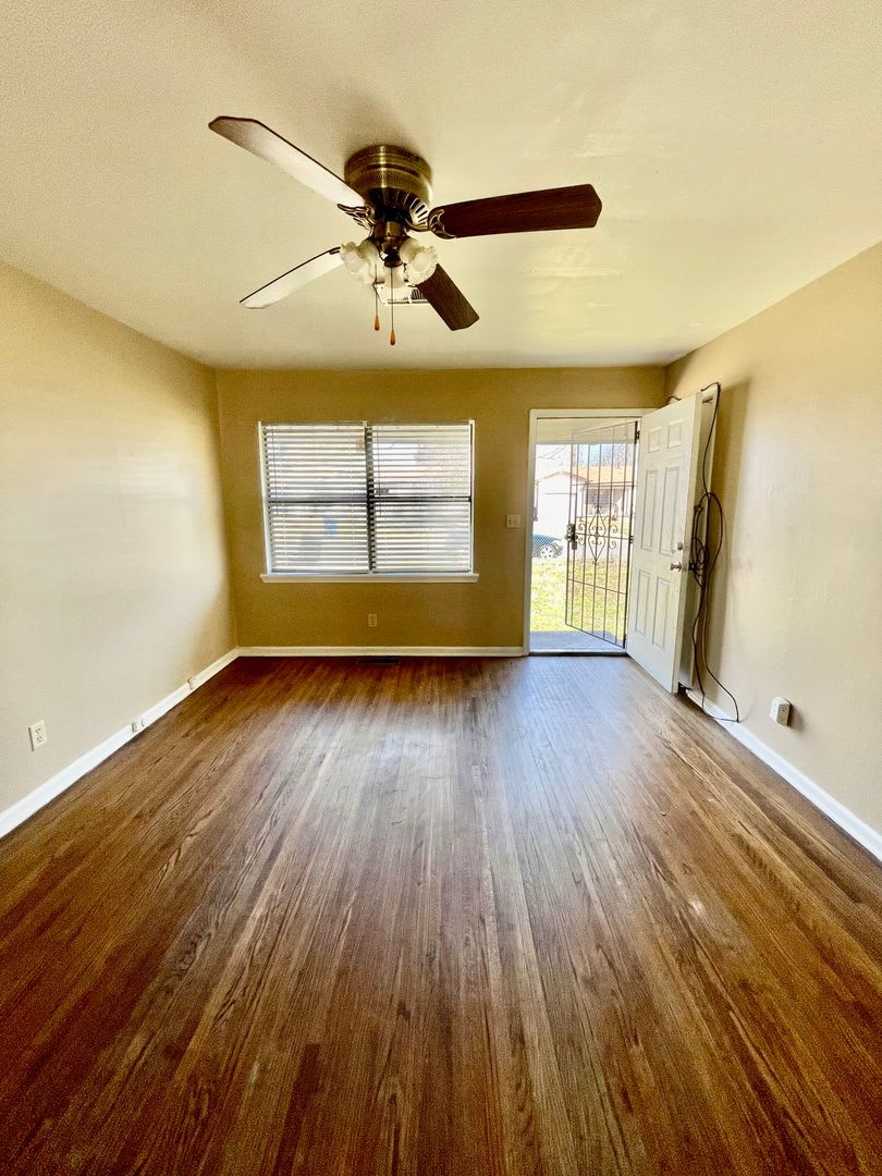 3 bedroom 1 bath House – photo 2