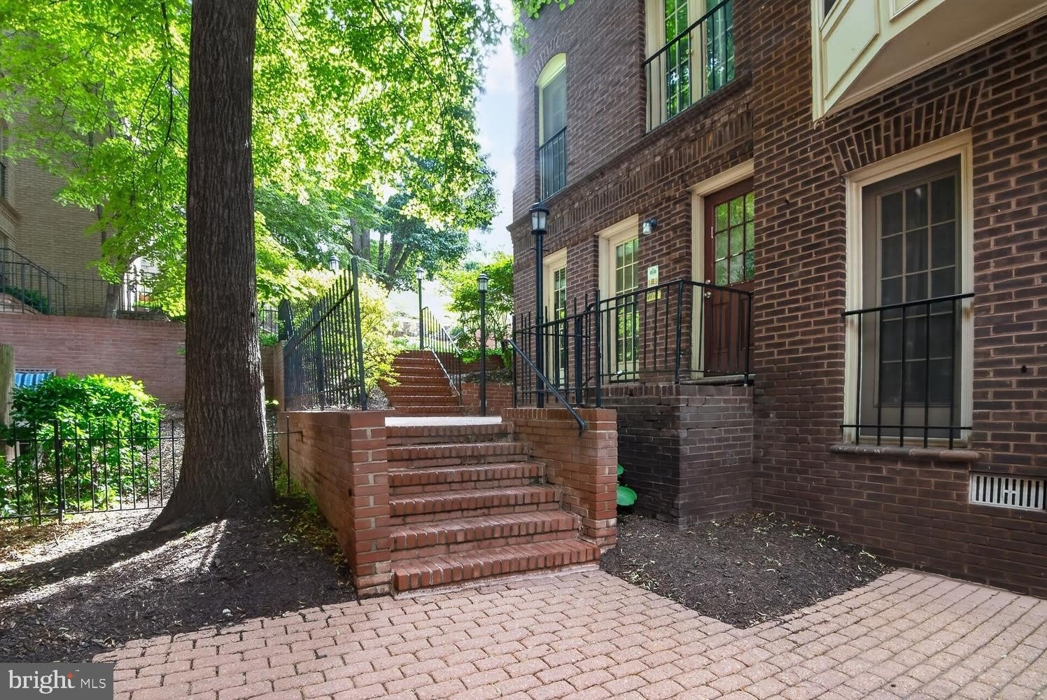 4605 MACARTHUR Boulevard NW – photo 1