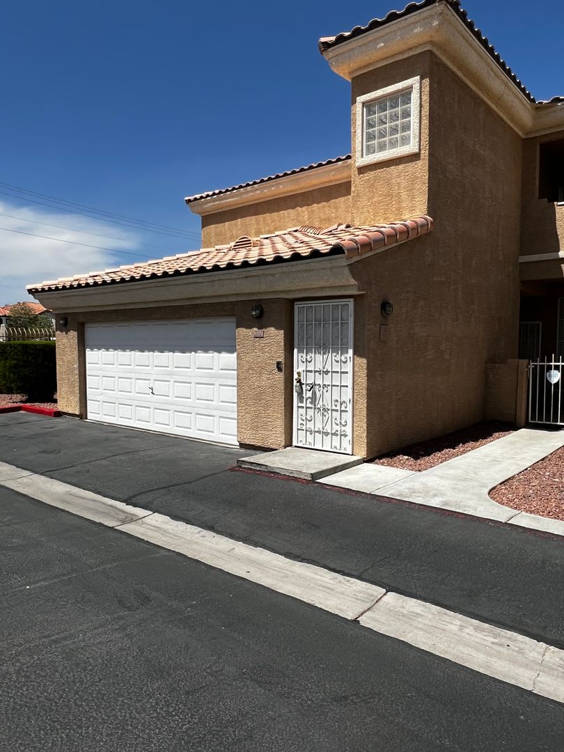 Charming Condo with Private Two-Car Garage in a Gated Community – photo 2
