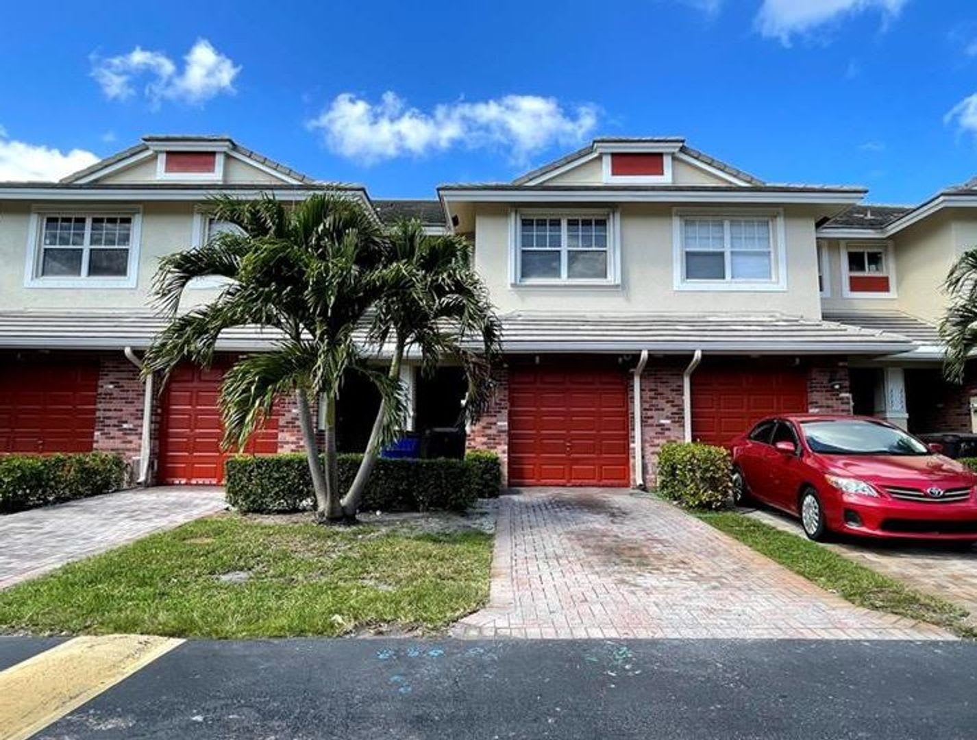 Lovely Townhome in Gate Community! – photo 1