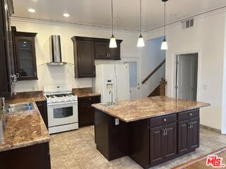 4626 Noble Avenue – photo 4