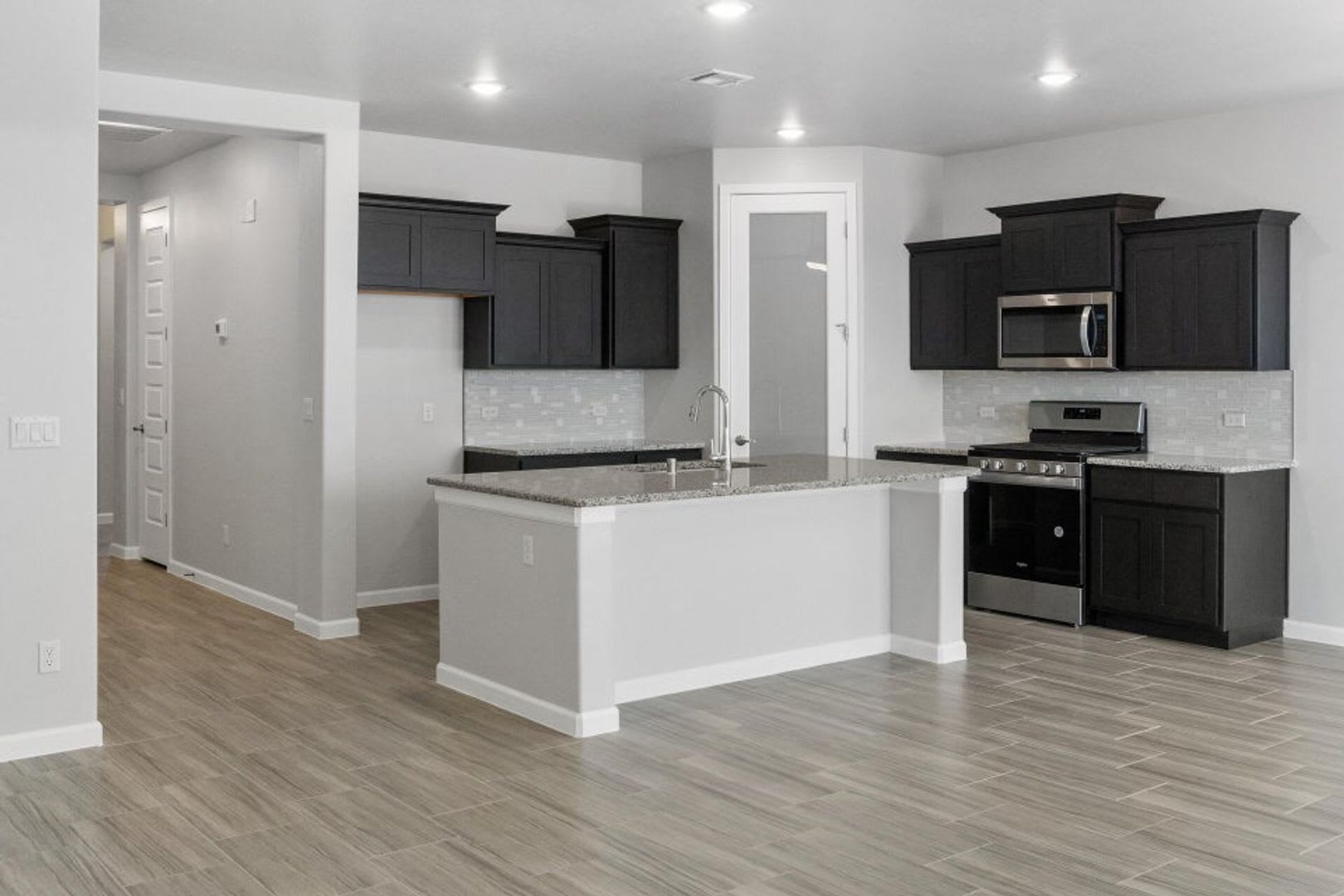 Move-in ready and designed with modern living in mind – photo 3