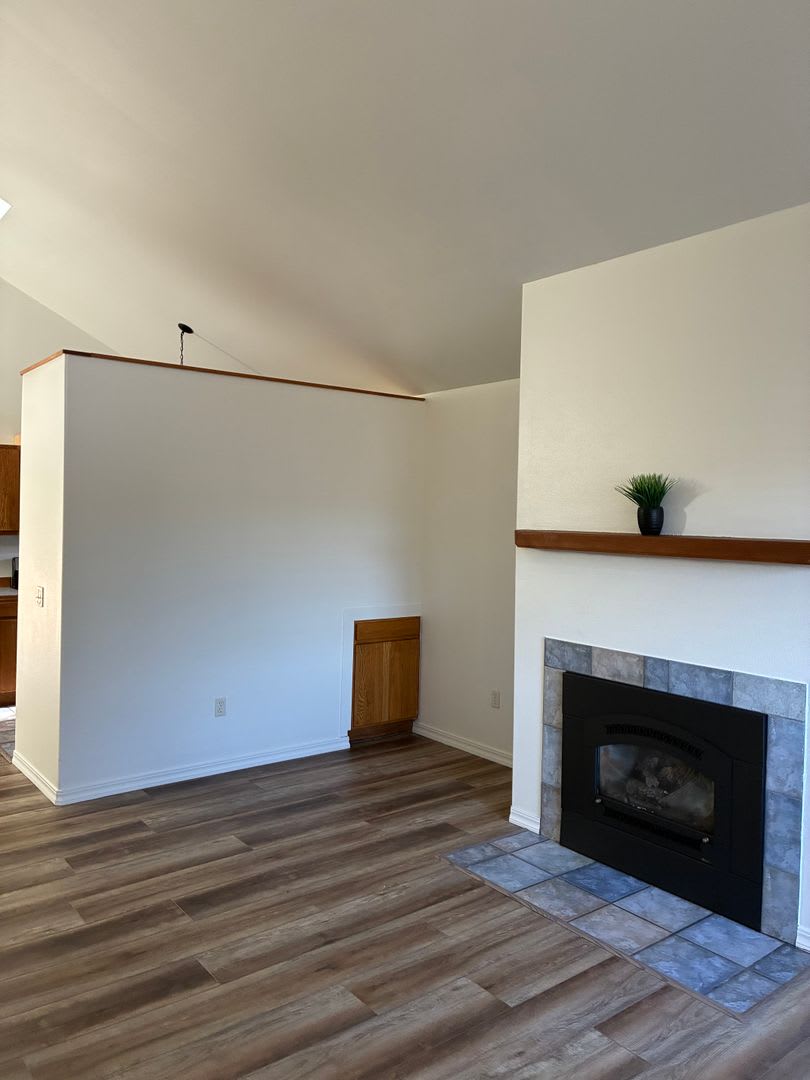 SPACIOUS 3 BEDROOM 2 BATH DUPLEX IN BEAUTIFUL COOS BAY! – photo 5