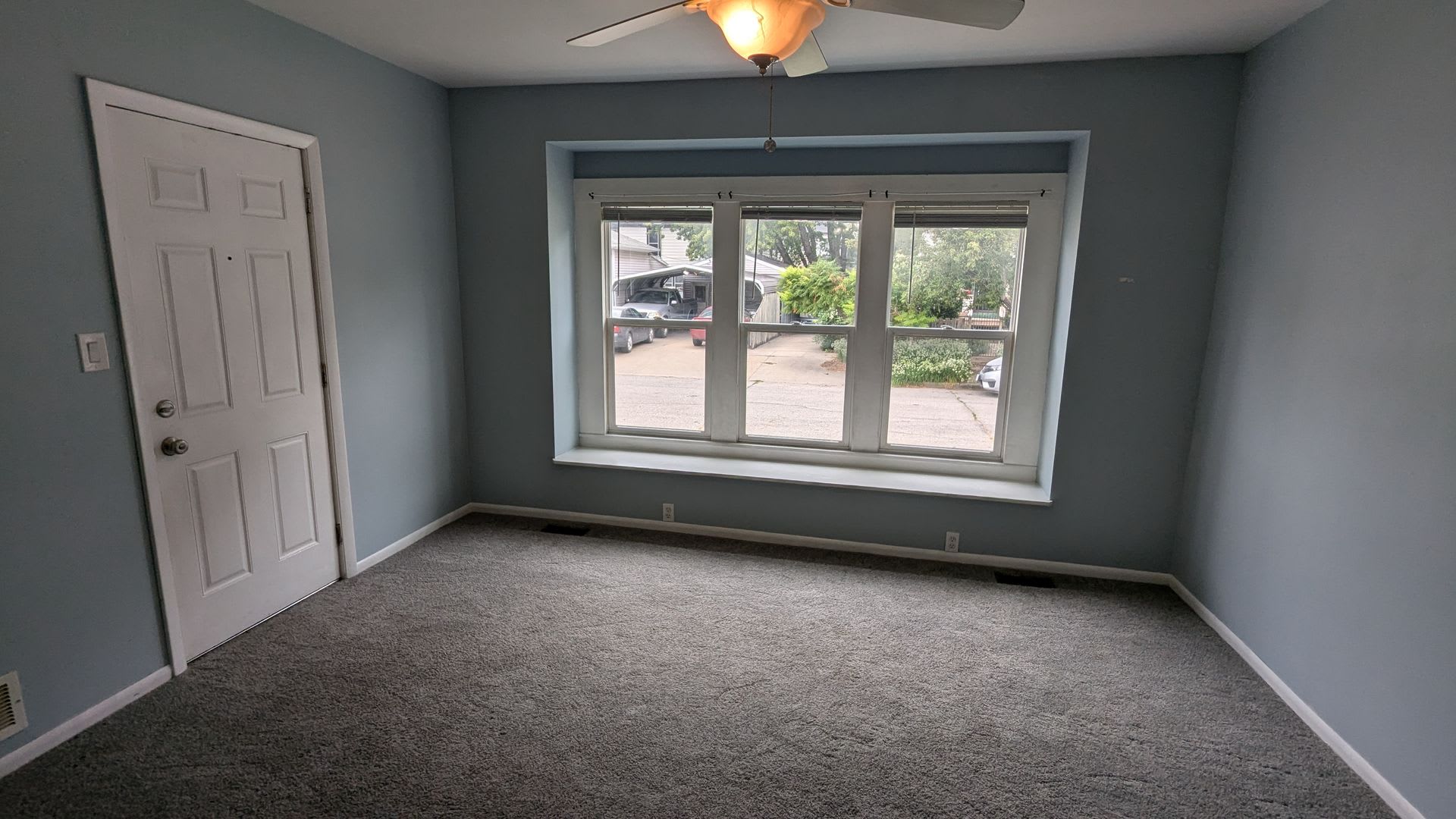 2-bedroom home close to shopping and transit – photo 4