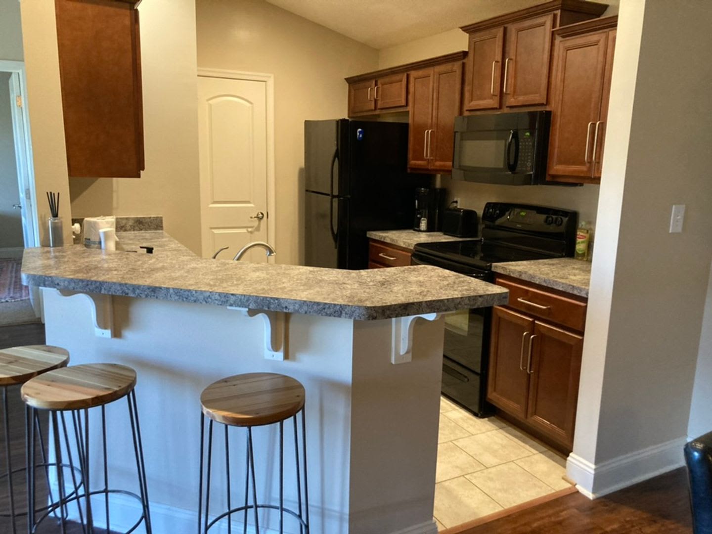 Top floor, fully furnished, with balcony- Perfect for Professionals- Near shops & restaurants – photo 4
