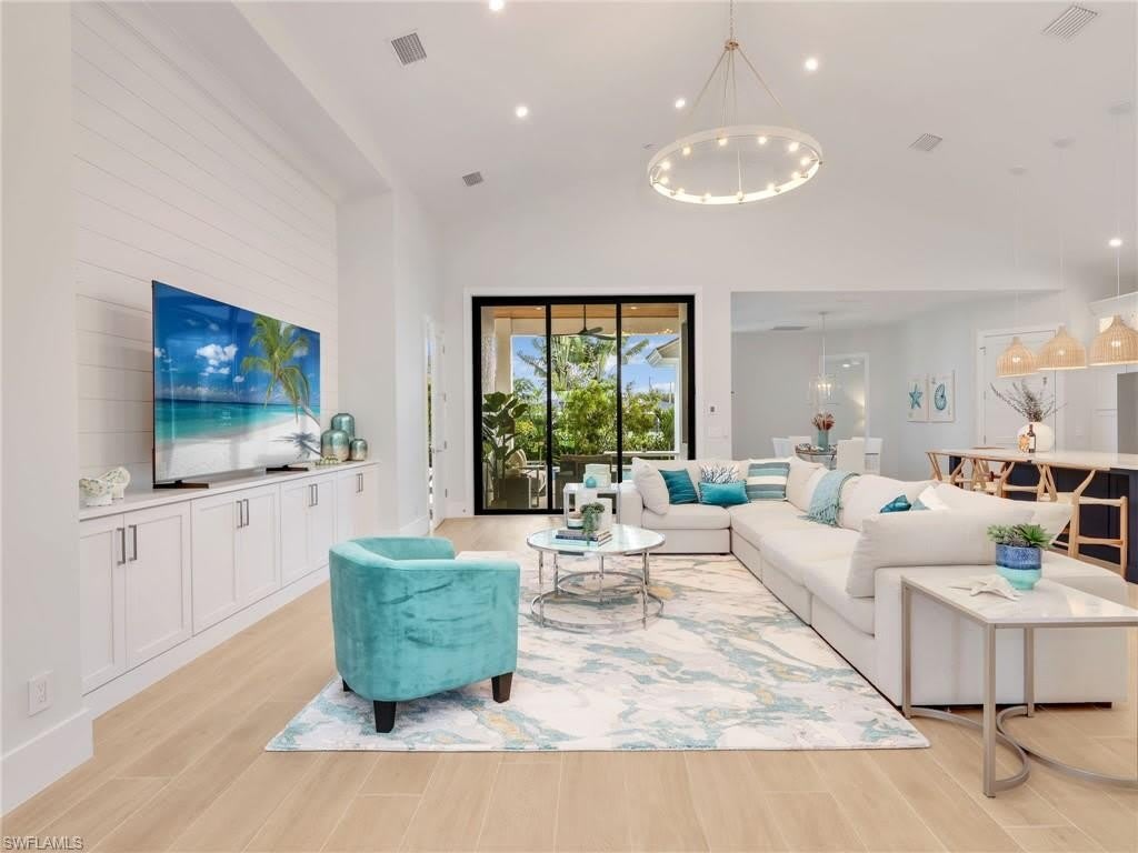 685 6th Ave – photo 3