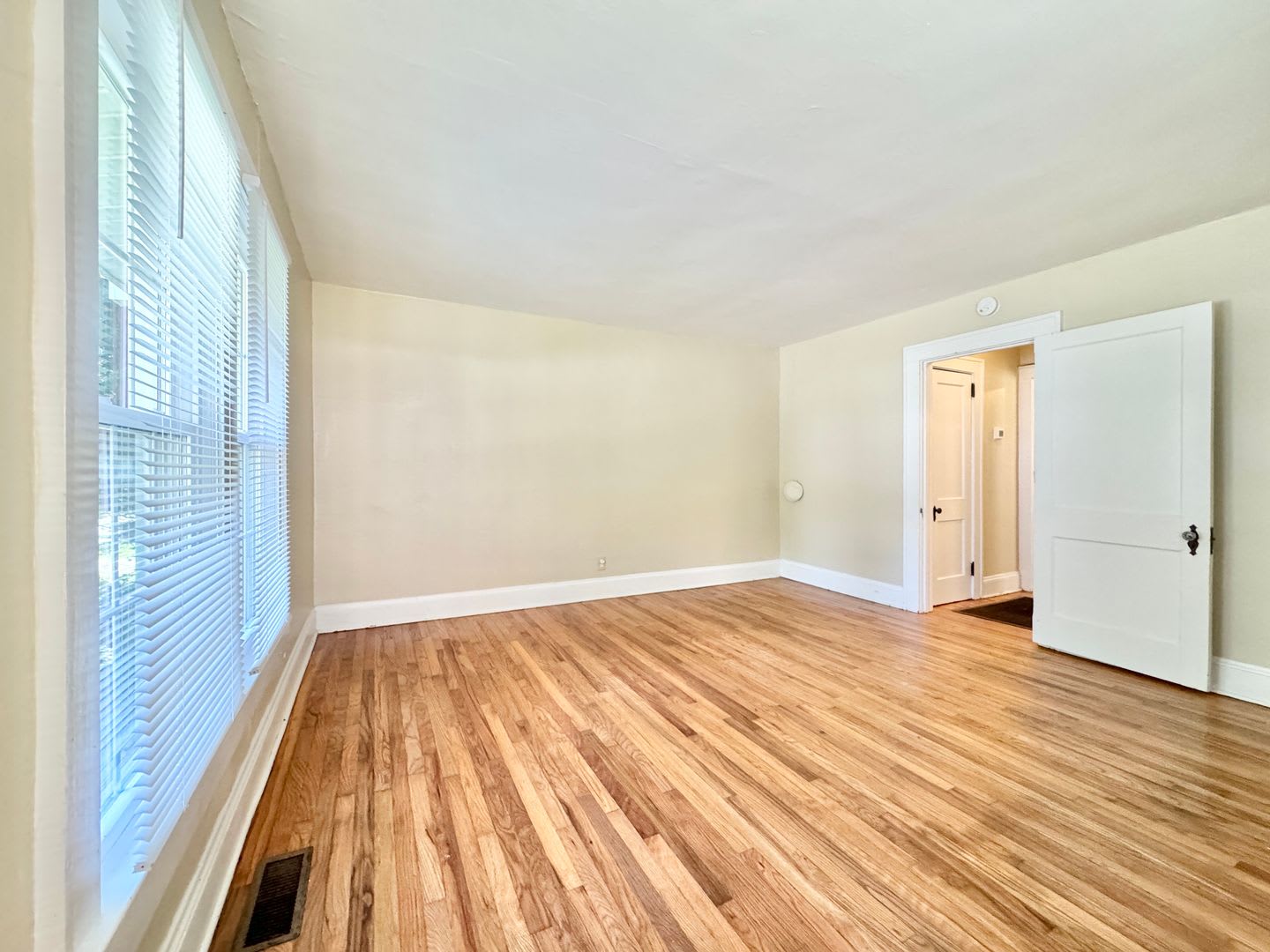1 BR Apartment w/ Lawn Service Included – photo 2