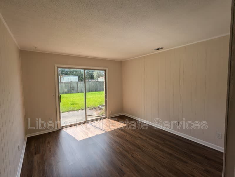 979 Live Oak Dr – photo 4