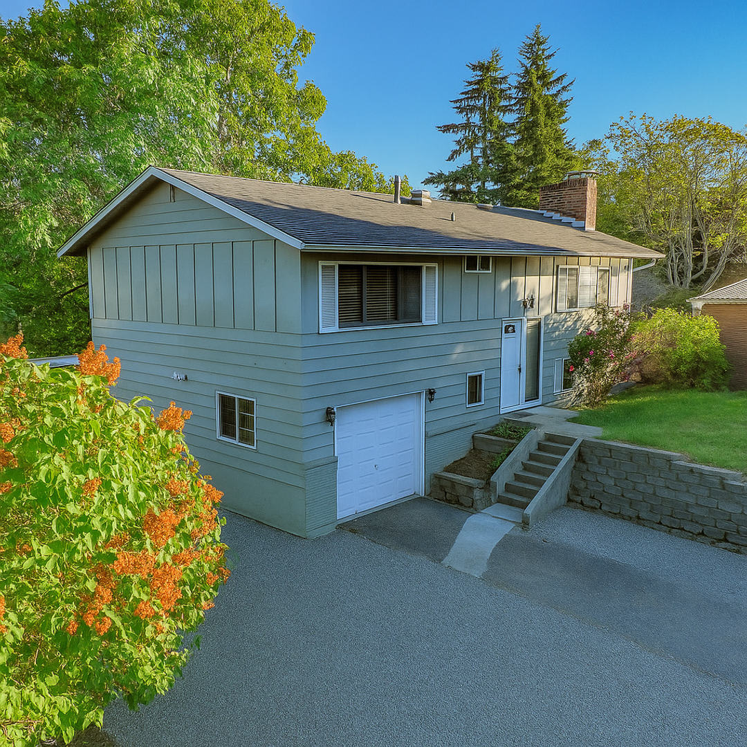 Bright Cozy Home w/ Deck & Yard Near Des Moines Marina – photo 2
