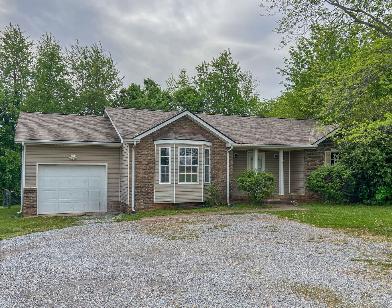 Move In Special Available Large Deck And Fenced Backyard – photo 1