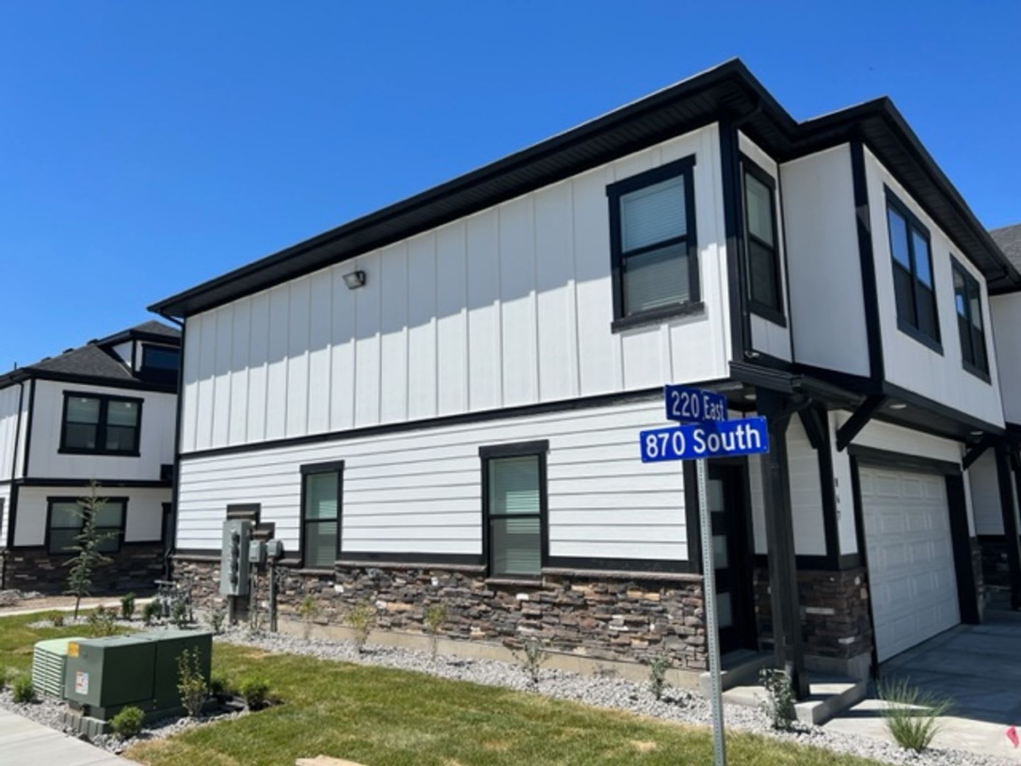 Half Off First Months Rent Beautiful Townhome With 2 Car Garage Central Air Pickleball Court And Laundry Hookups – photo 3