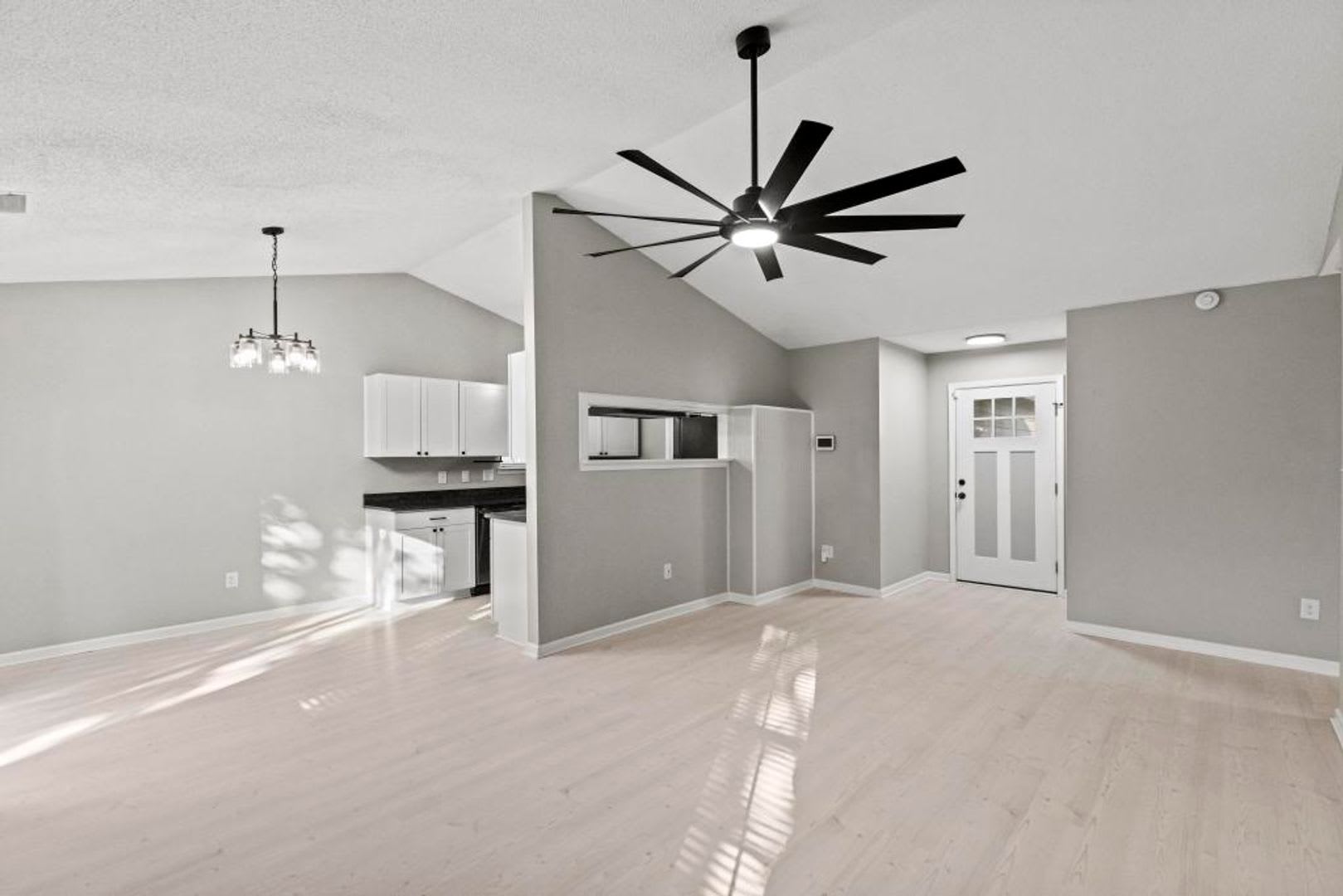 Stylish Home with Open Floorplan & Fenced Backyard – photo 4