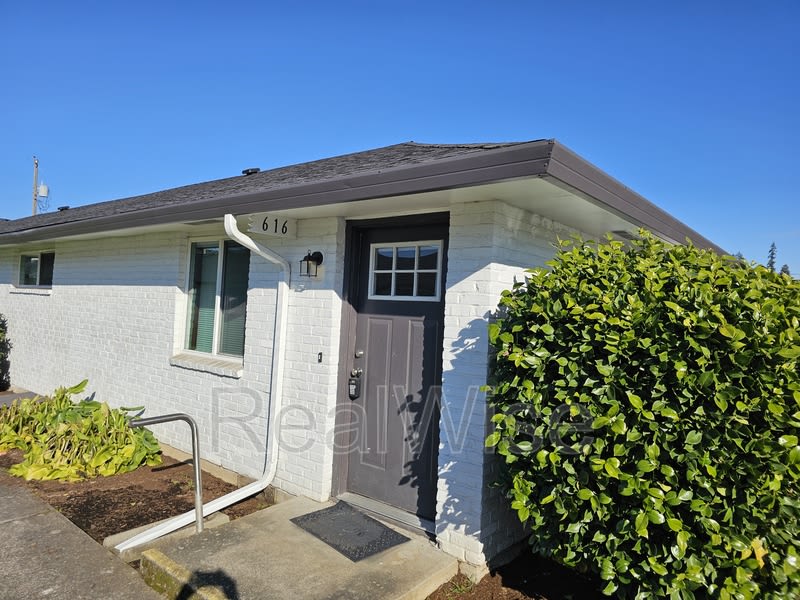 616 NE Anderson St – photo 2