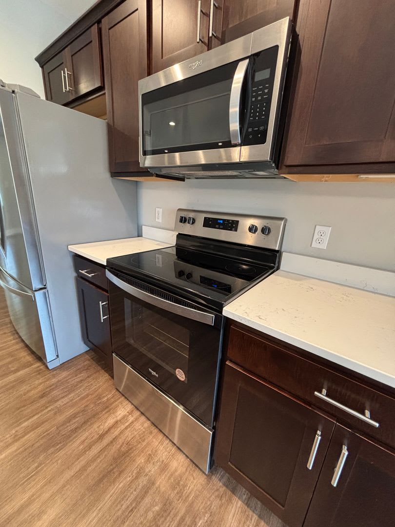 Stunning 3 Bed Townhome with 2 Car Garage in Washington! – photo 3