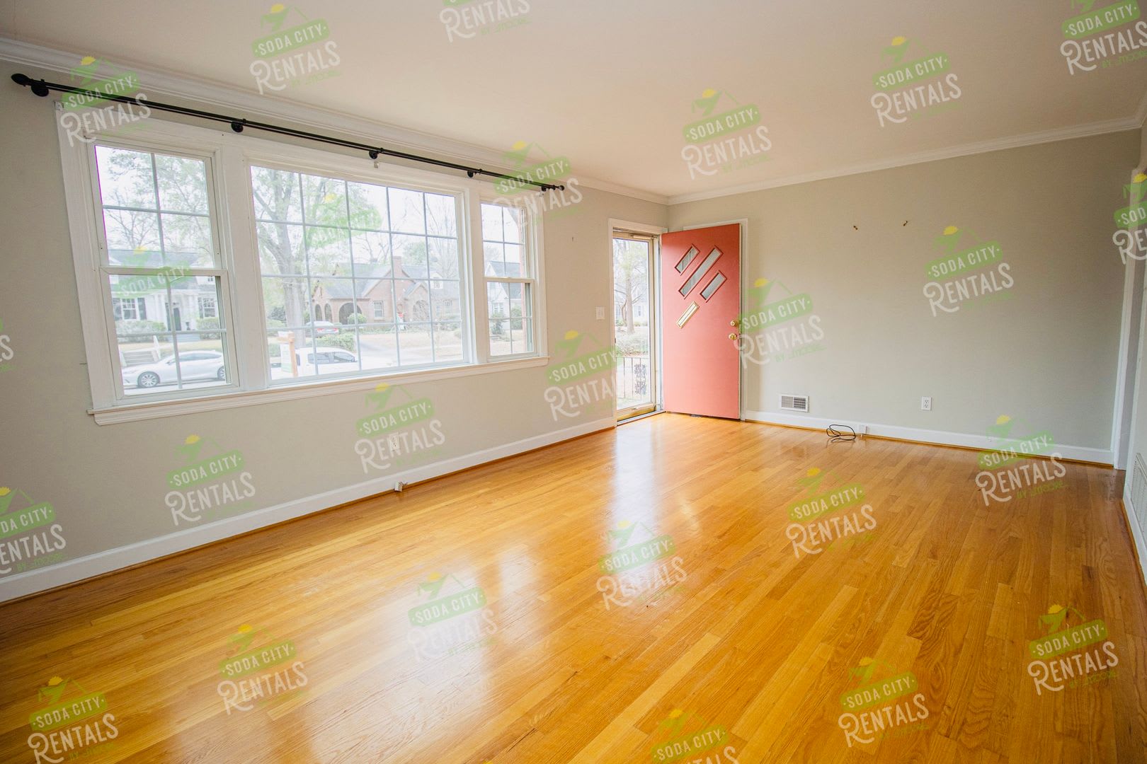 Charming Shandon Corner Lot Home – Hardwood Floors, Fenced Yard! – photo 5
