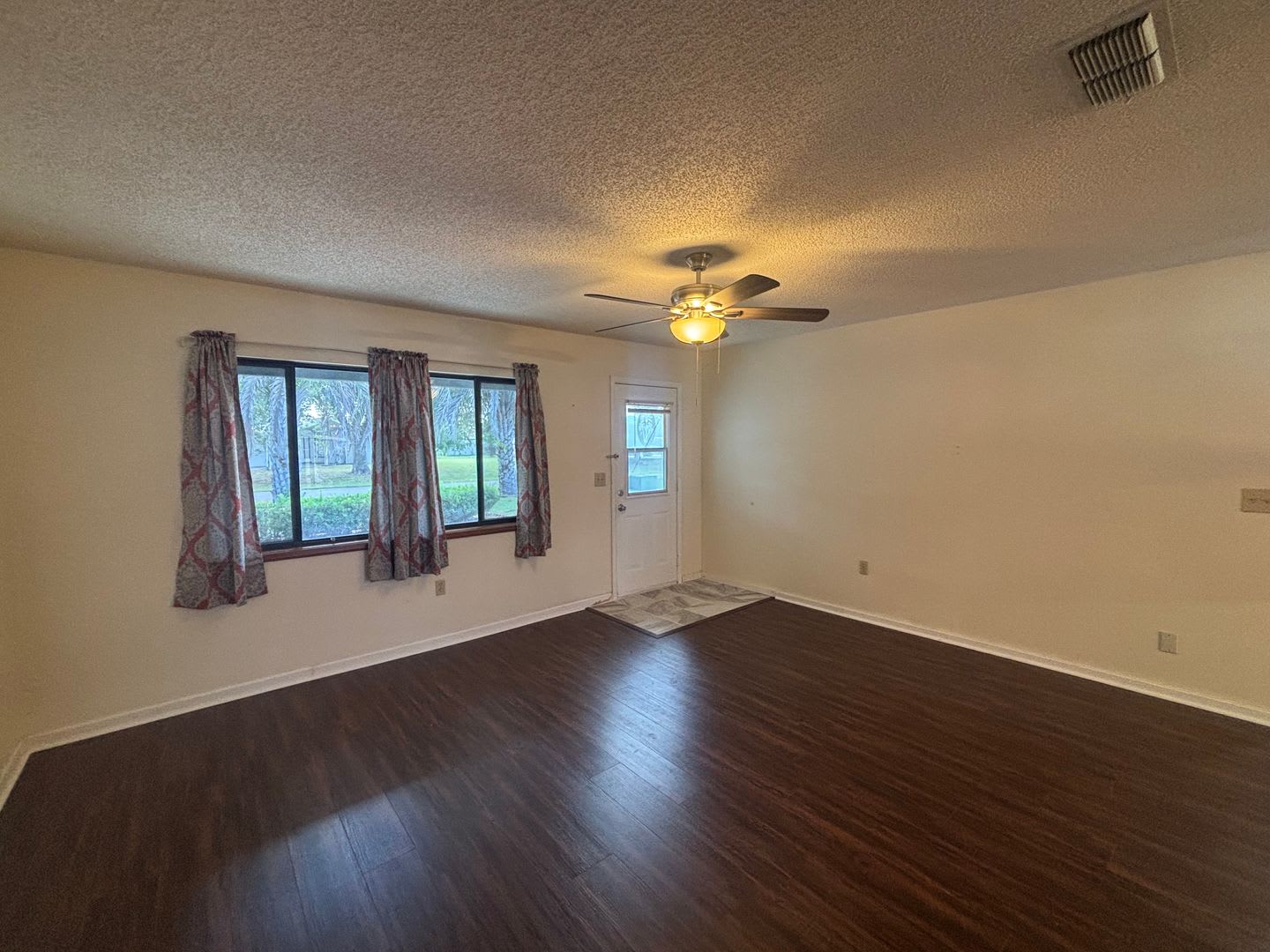 500 Off 1St Months Rent Corner Lot House In 55 Community – photo 4