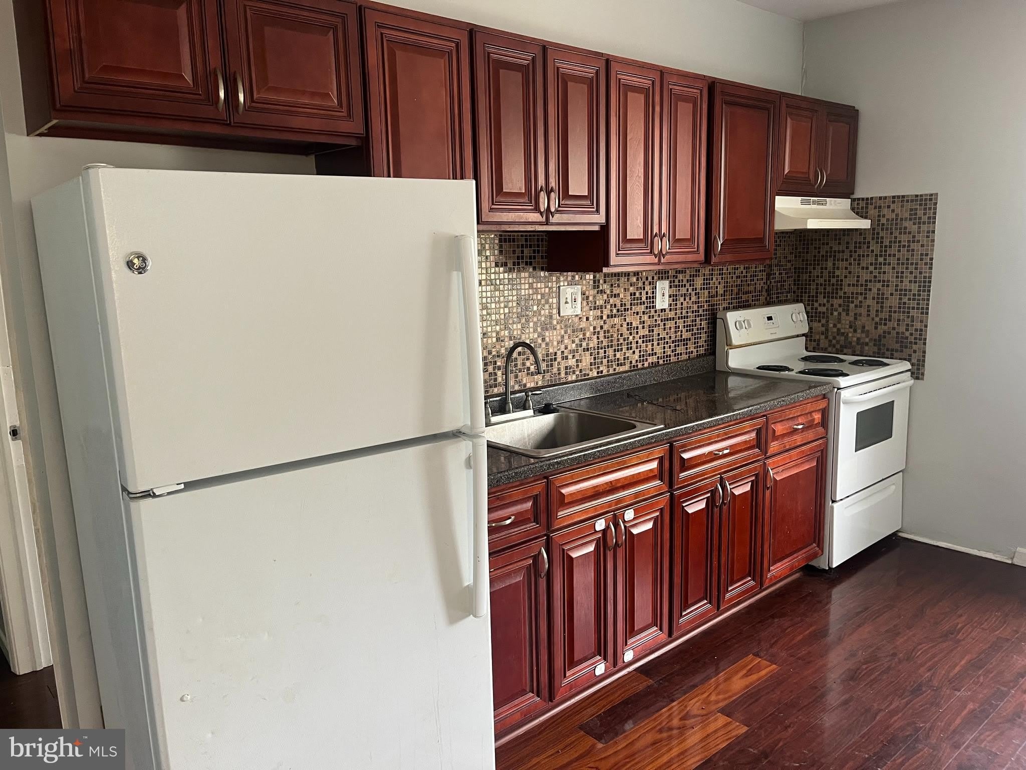 6124 N BROAD Street – photo 4