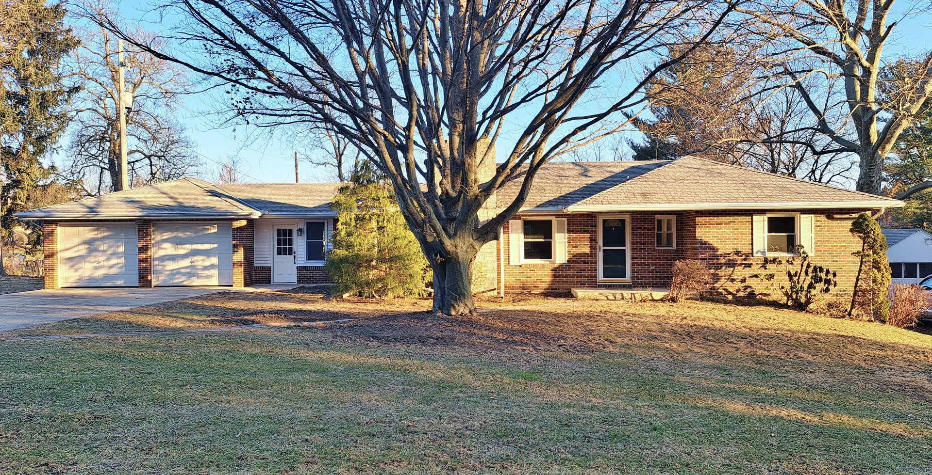 3 Bed / 1-1/2 Bath Single Family Home w/ 2-Car Garage – photo 1