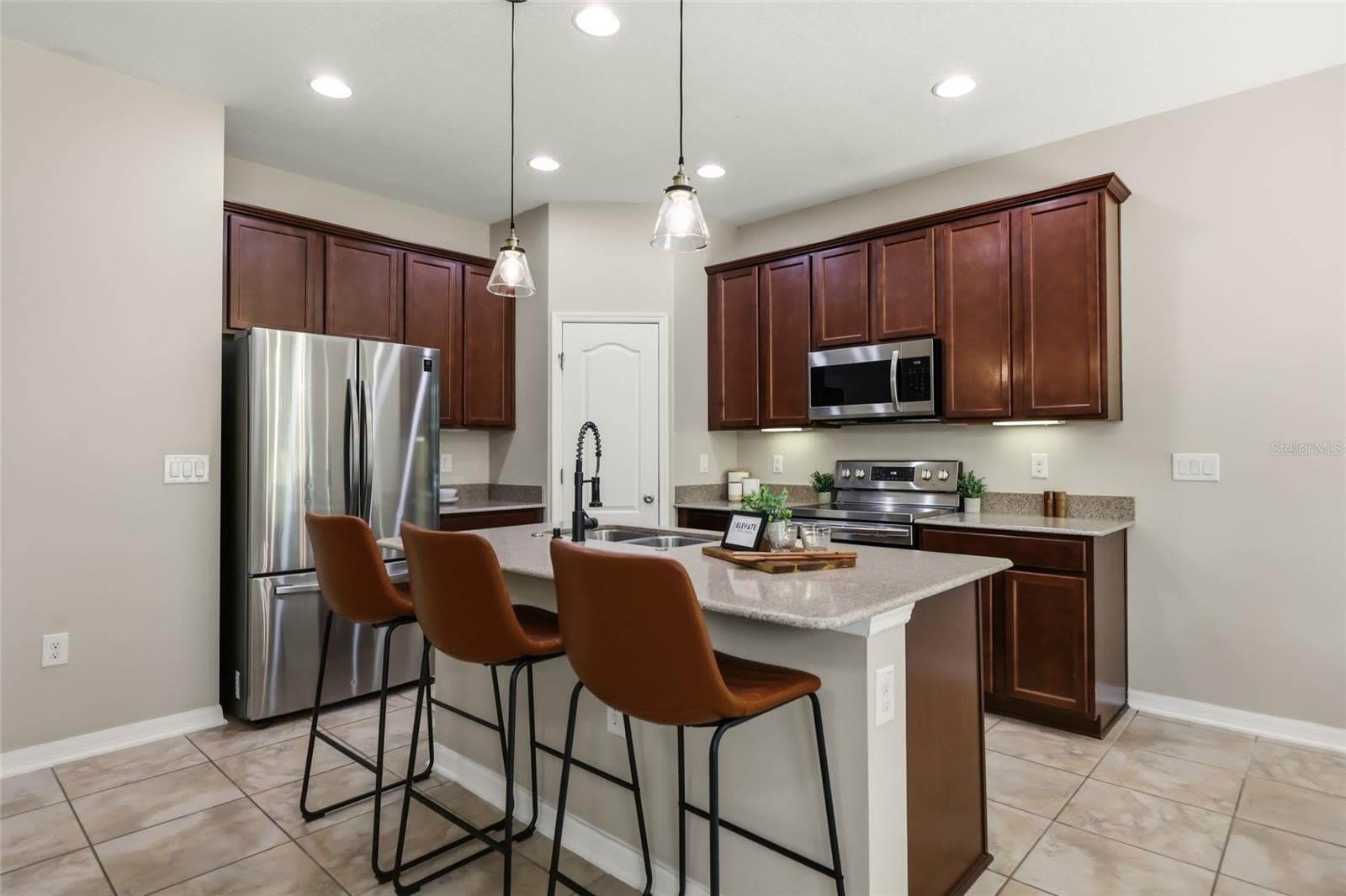 215 LAKES SHORE Drive – photo 4