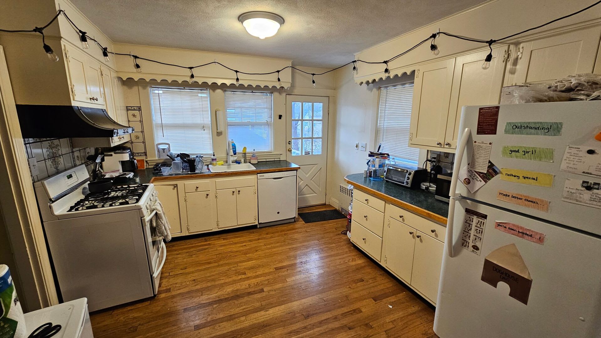 $1k Rebate! Oversized House w 4 Parking Spots Inc. Laundry in Unit. Fits up to 10 ppl (Would Cost Extra) – photo 2
