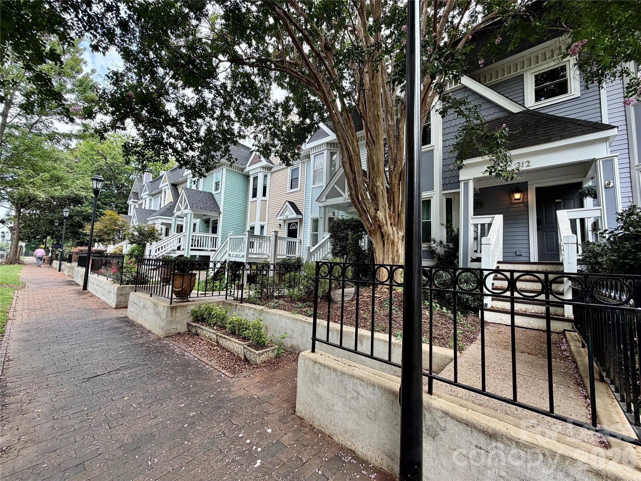 312 W 10th Street – photo 1