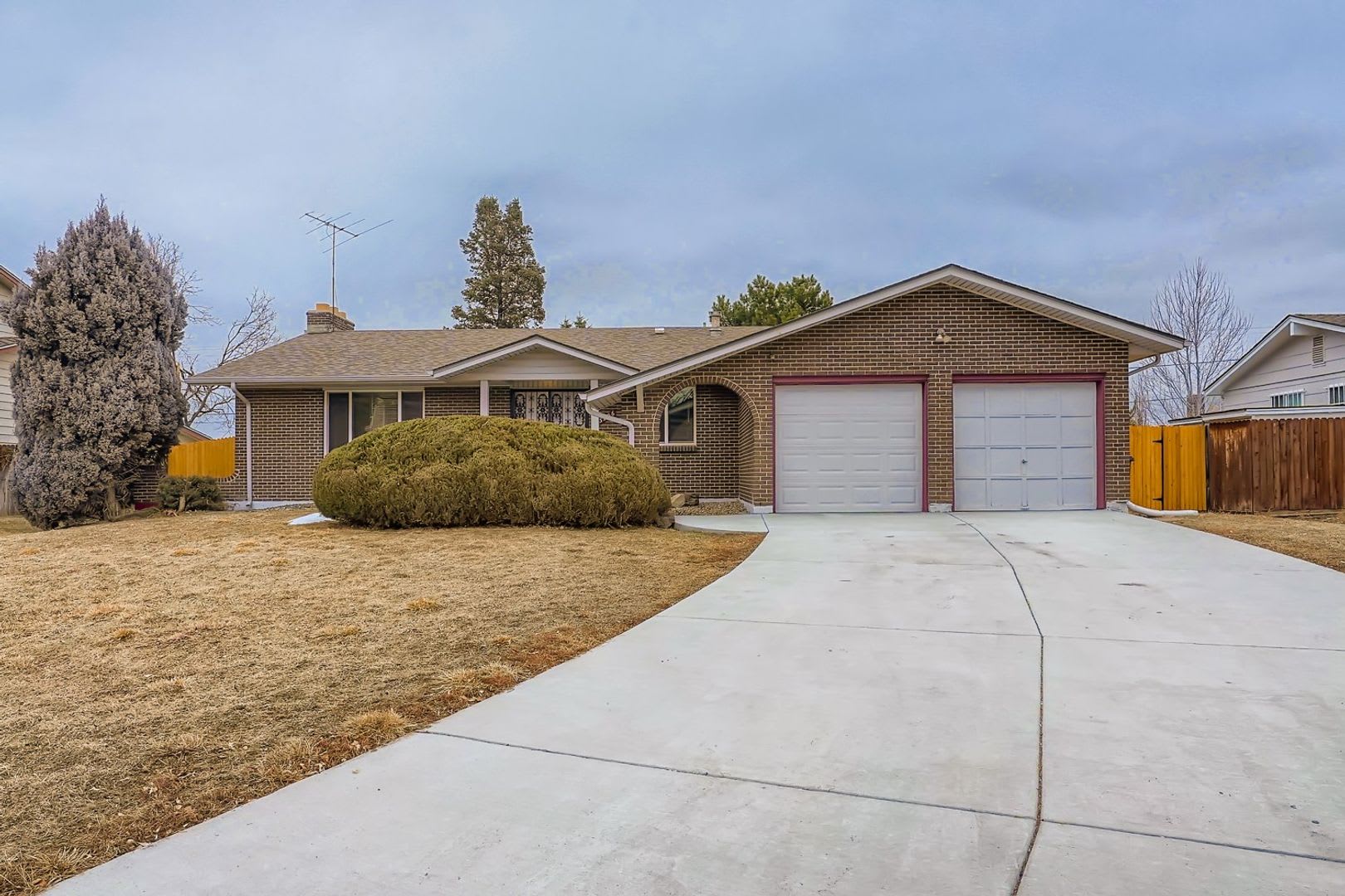 4 Weeks Free Rent Free 55 Tv If Moved In By 8 31 Spacious 4Bd 3Ba Home With A C Large Yard Enclosed Patio 2 Car Garage In Southeast Denver – photo 2