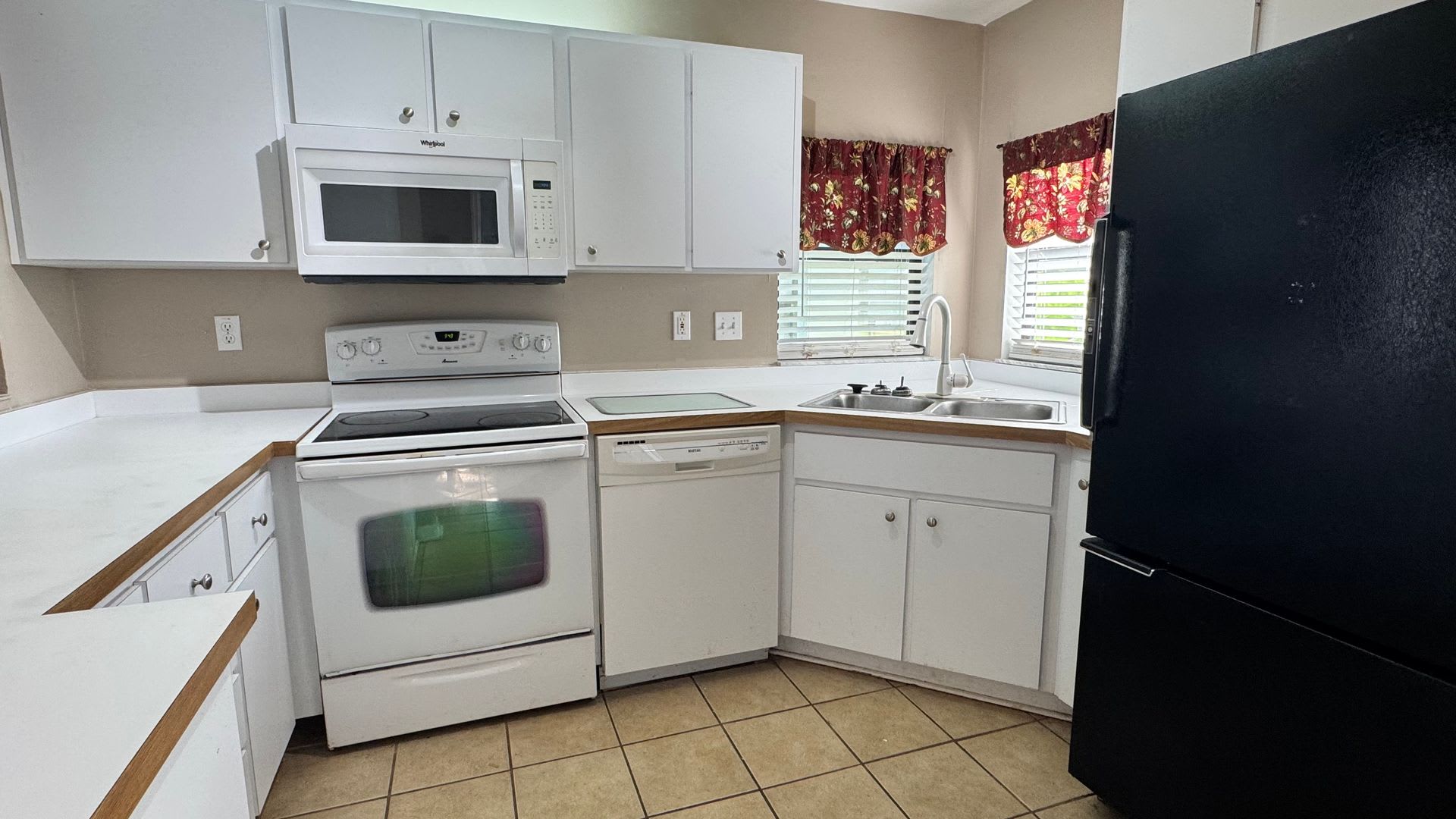 Spacious 2BR/2BA Home with Screened Porch & Fenced Yard For Rent! – photo 3
