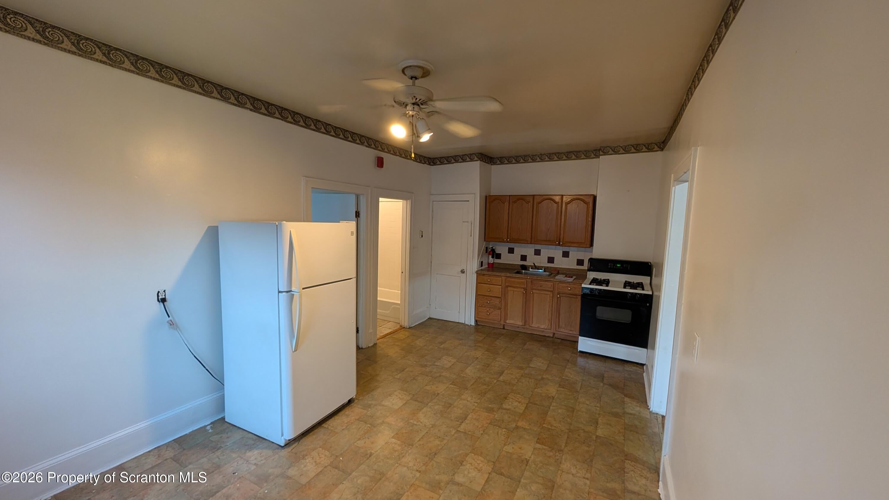914 W Lackawanna Avenue – photo 2