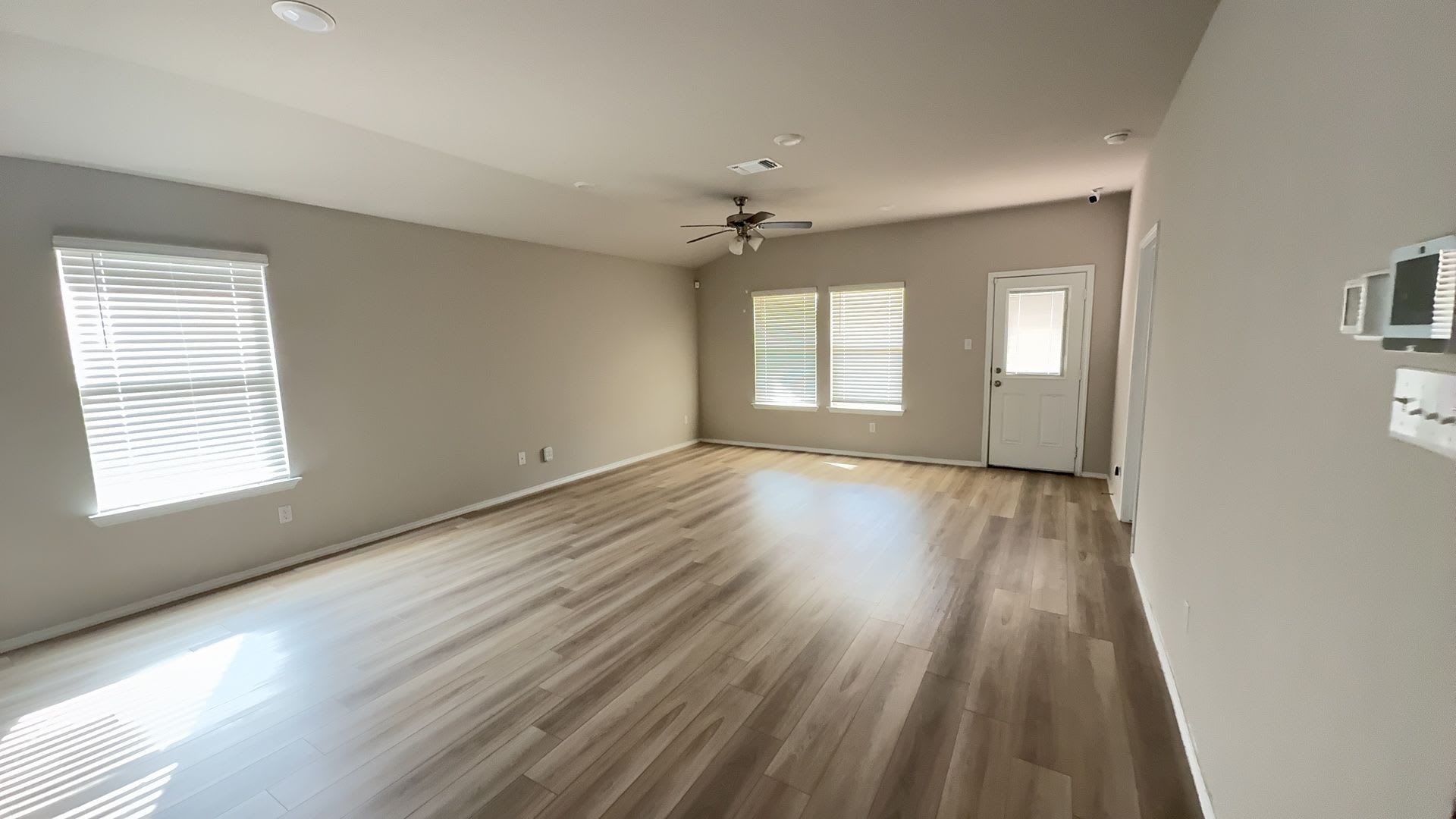 LAKE POINTE TERRACE! 4-bedroom 2-bathroom house! $500 Off!! – photo 4