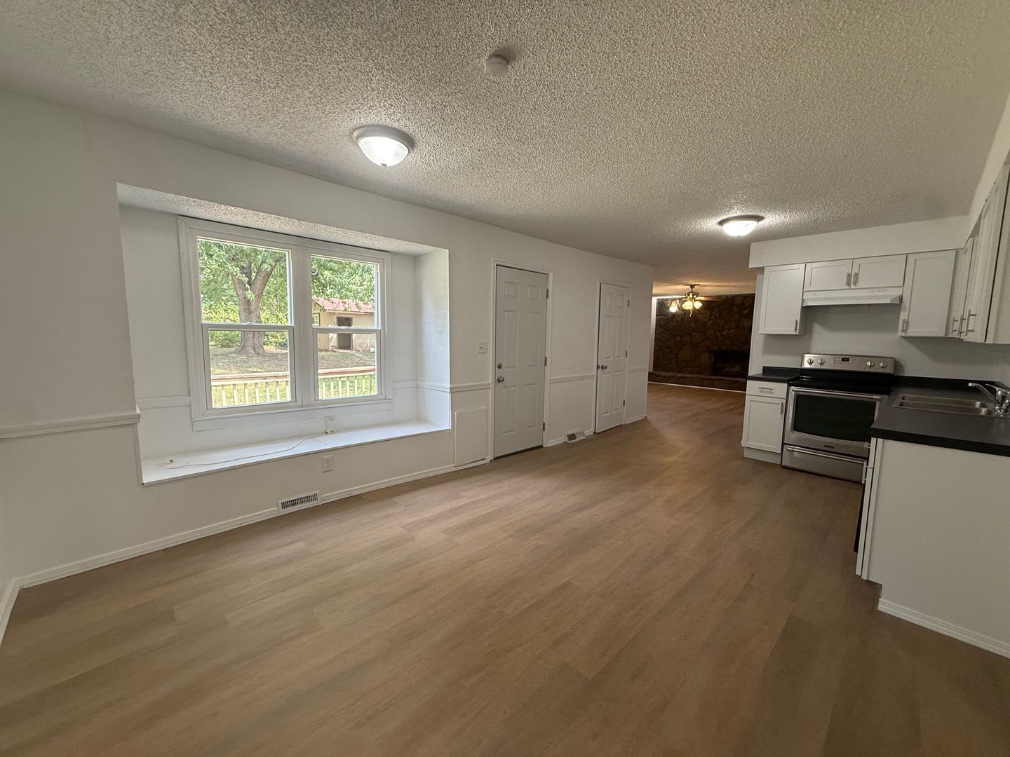Recently Remodeled 3 Bed 2 Bath with 2 Car Garage AVAILABLE NOW! – photo 3