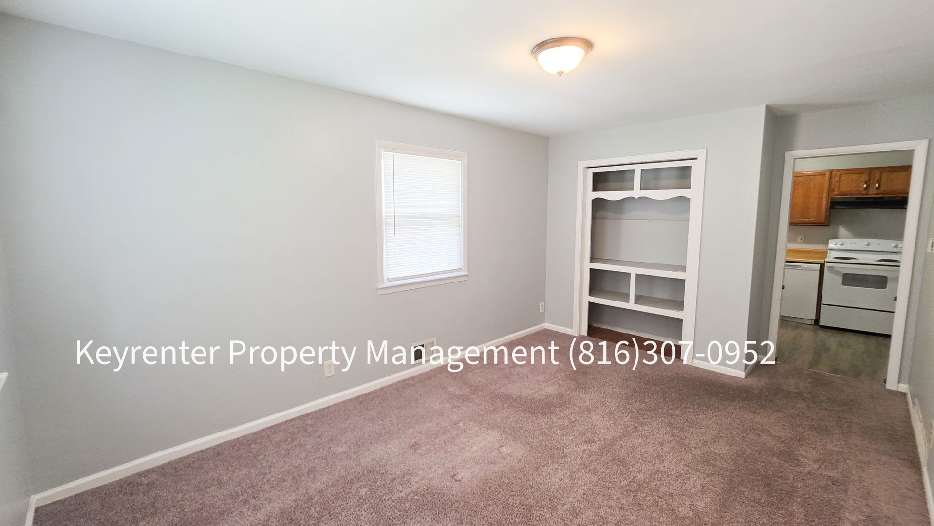 Charming 2-Bedroom Home with Spacious Yard & Off-Street Parking – photo 4