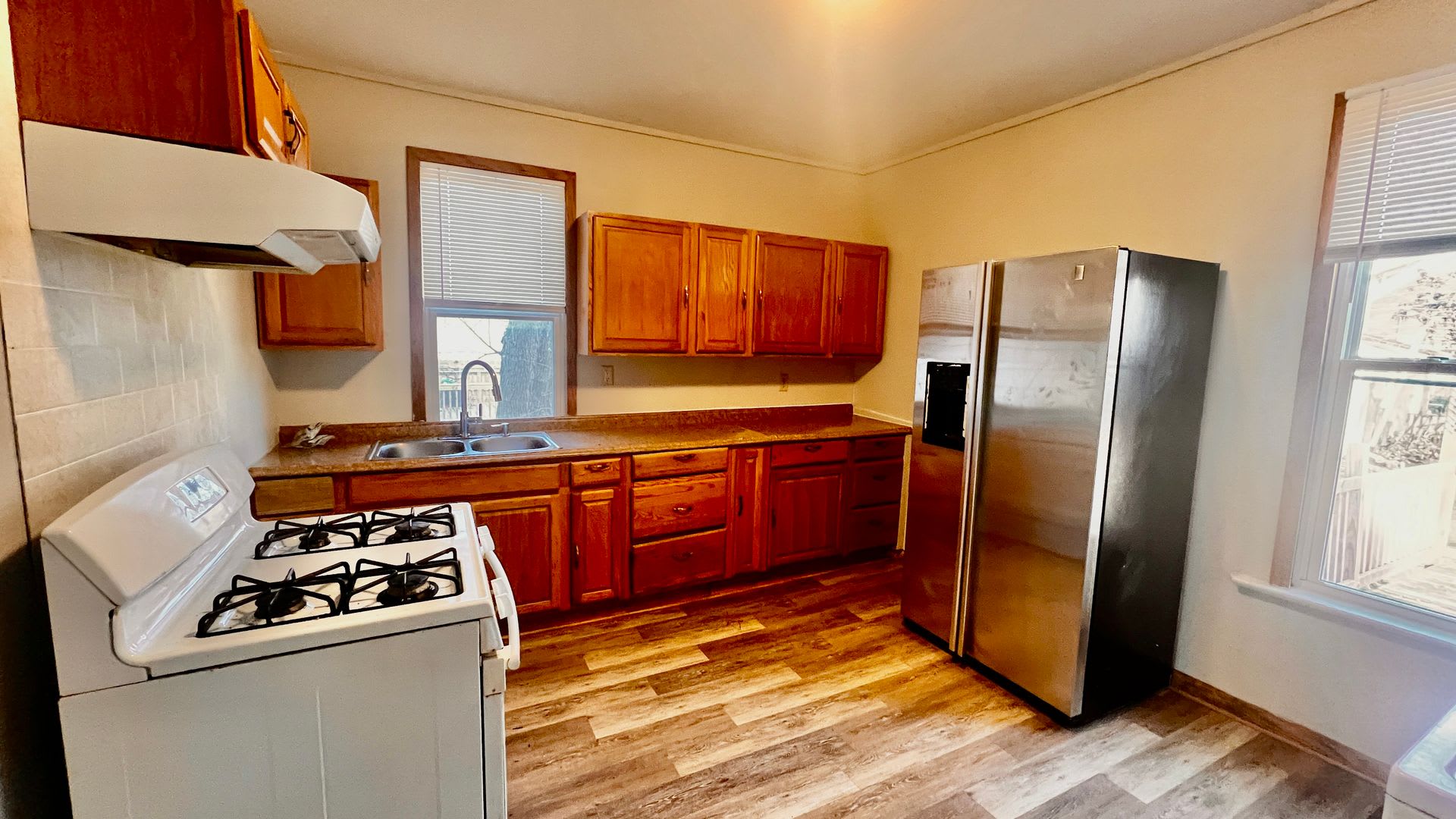 Ginormous 6 Bed Single Family Home Main Level Laundry Appliances Included Rear Deck Front Porch Partially Fenced Yard – photo 3
