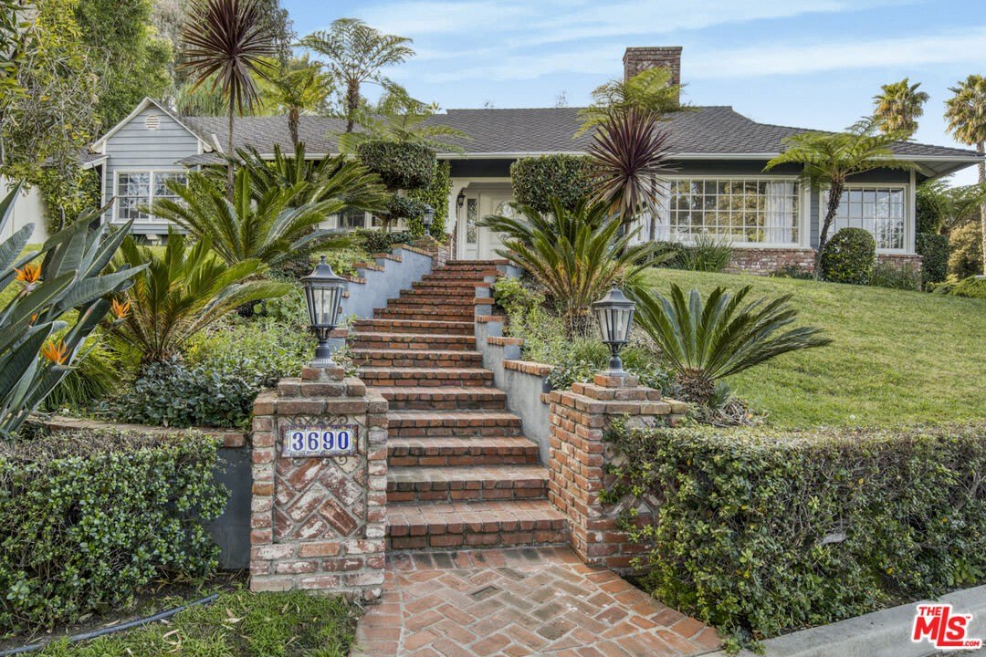 3690 Crownridge Dr – photo 2
