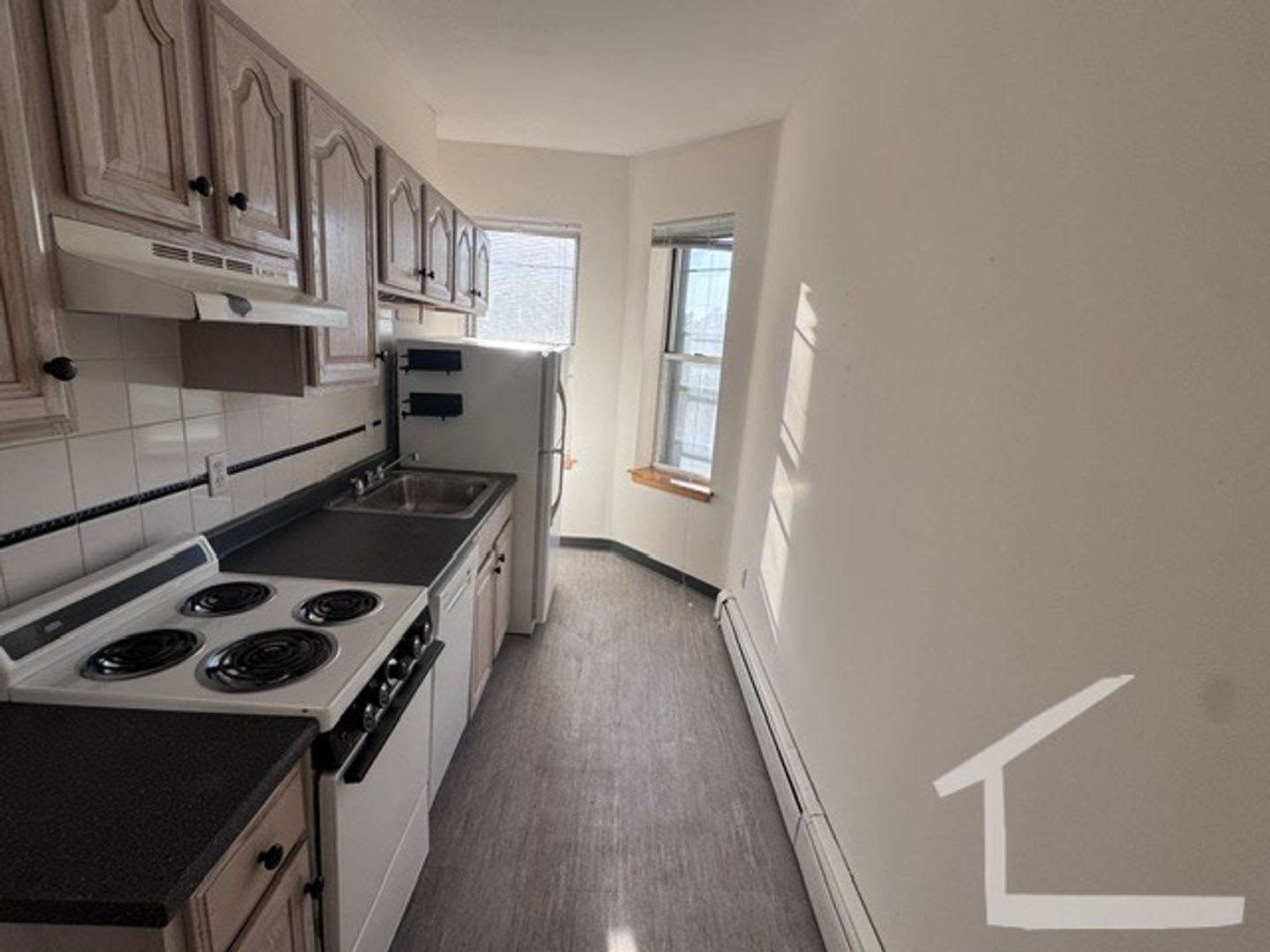 2 400 Brighton 1 Bedroom Near Cleveland Circle Heat Hot Water Included Available Now – photo 1