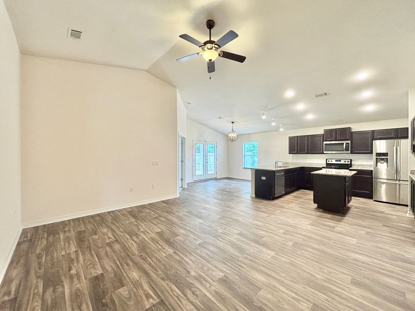 Spacious 4-Bedroom Home – photo 3